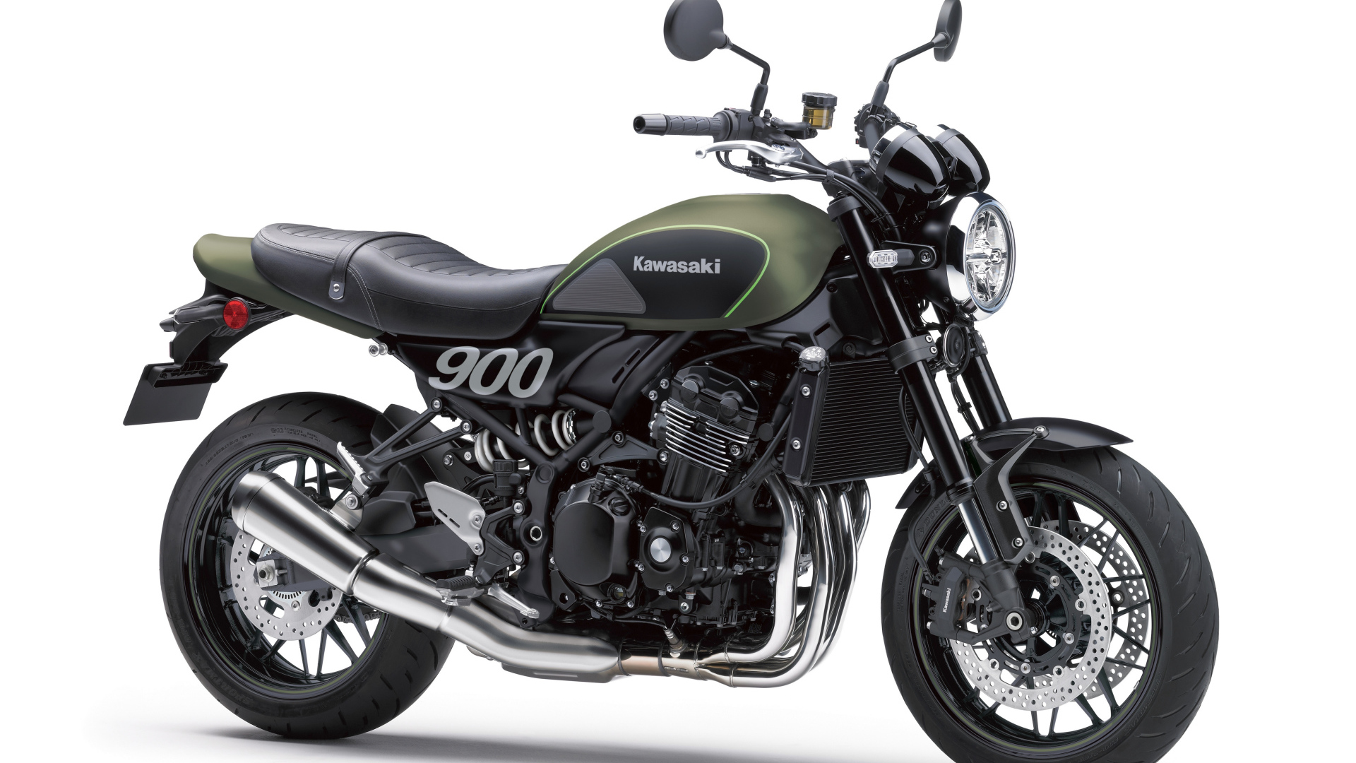 Большой черный мотоцикл Kawasaki Z900 RS на белом фоне