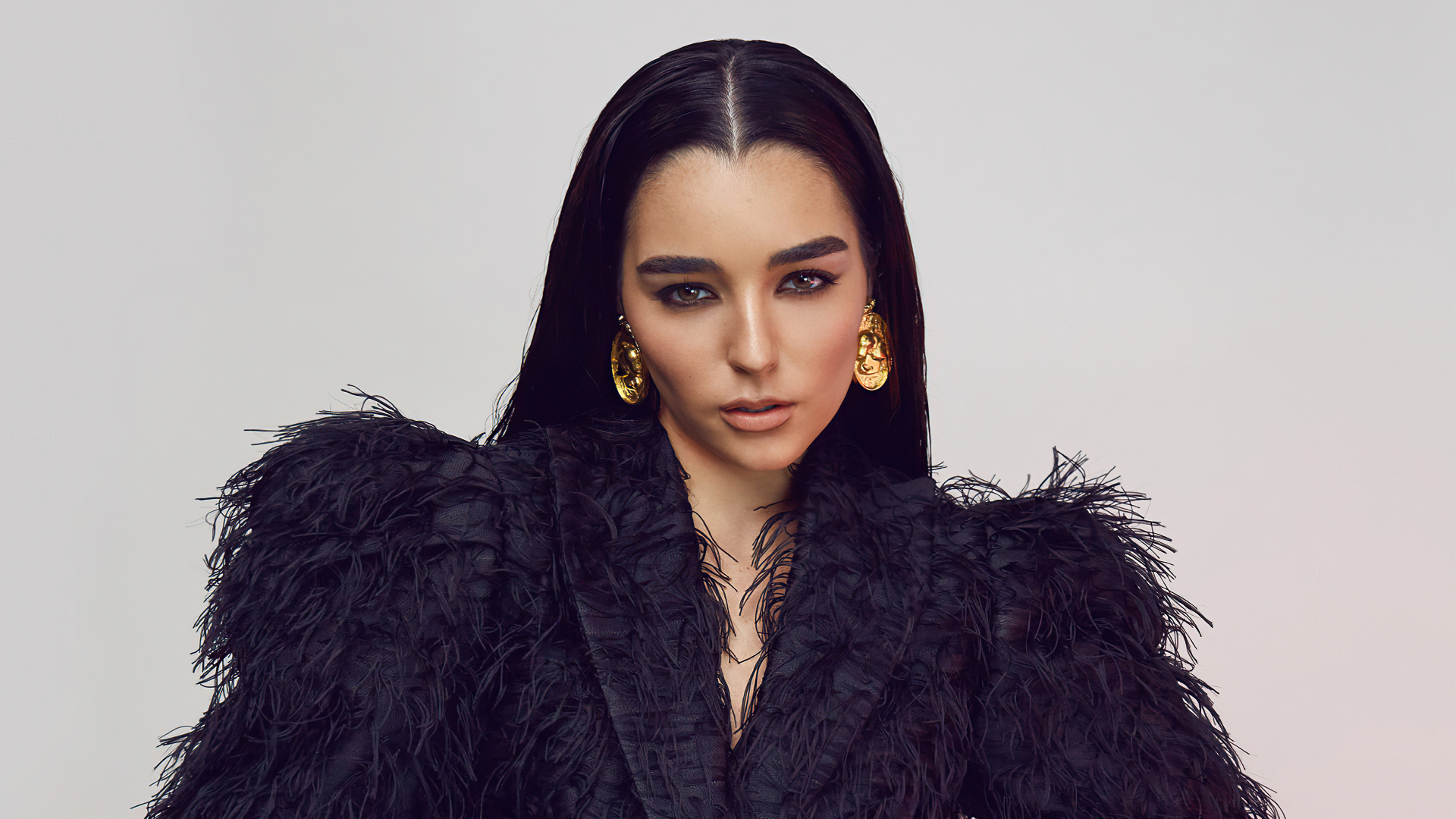 Австралийская певица Индиана Массара в черном наряде