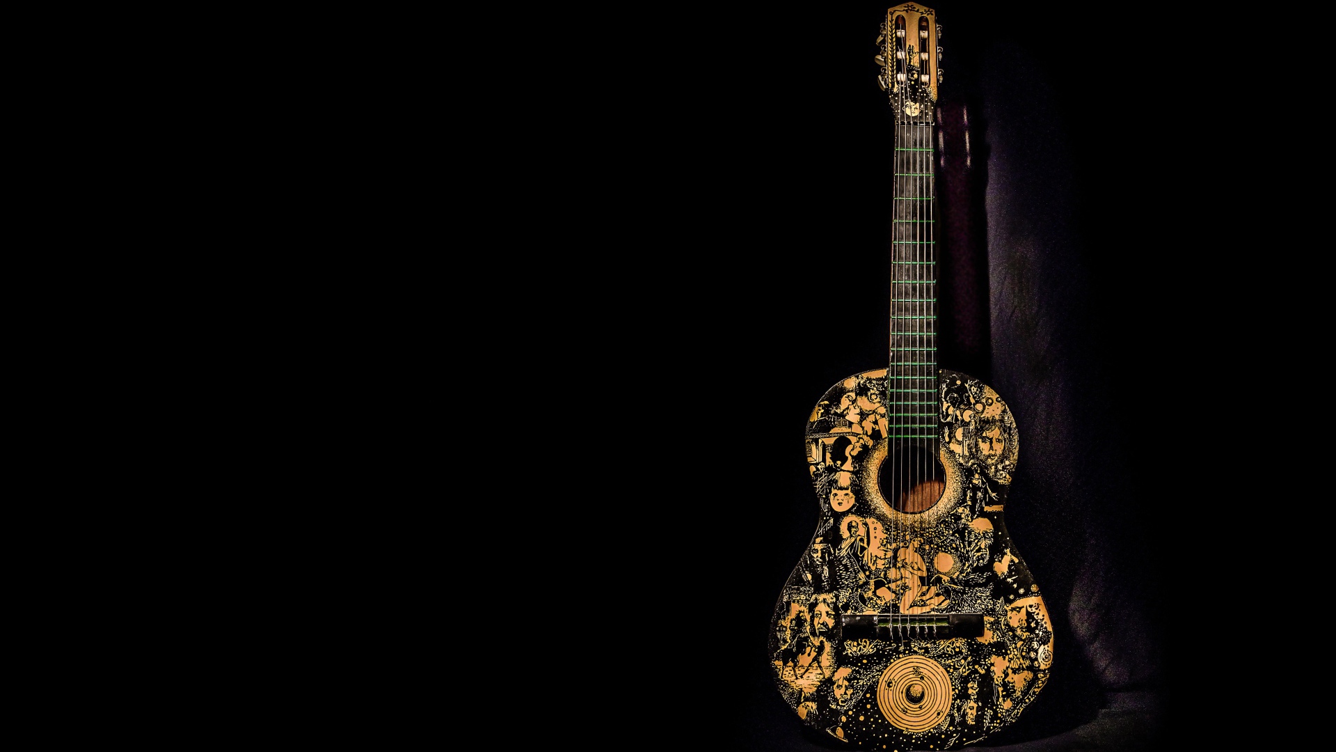 Красивая гитара с рисунком на черном фоне