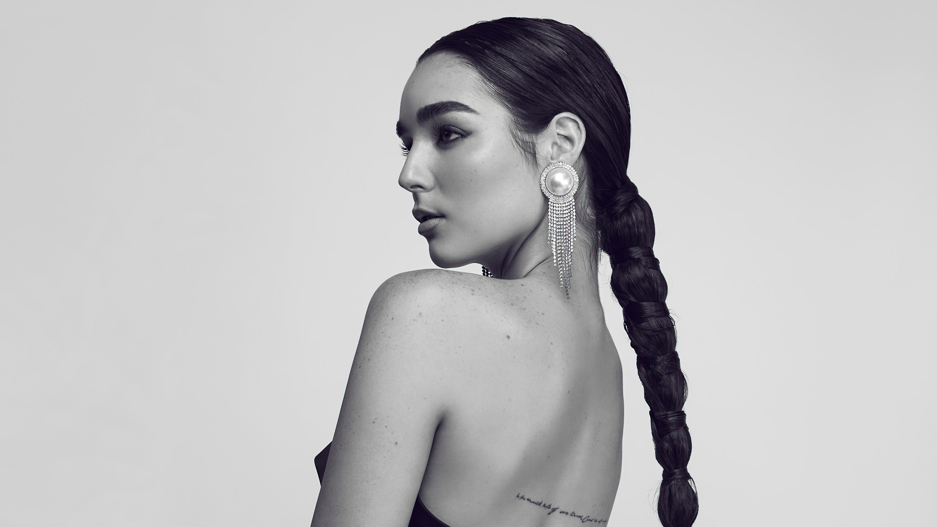 Красивая певица Индиана Массара на сером фоне