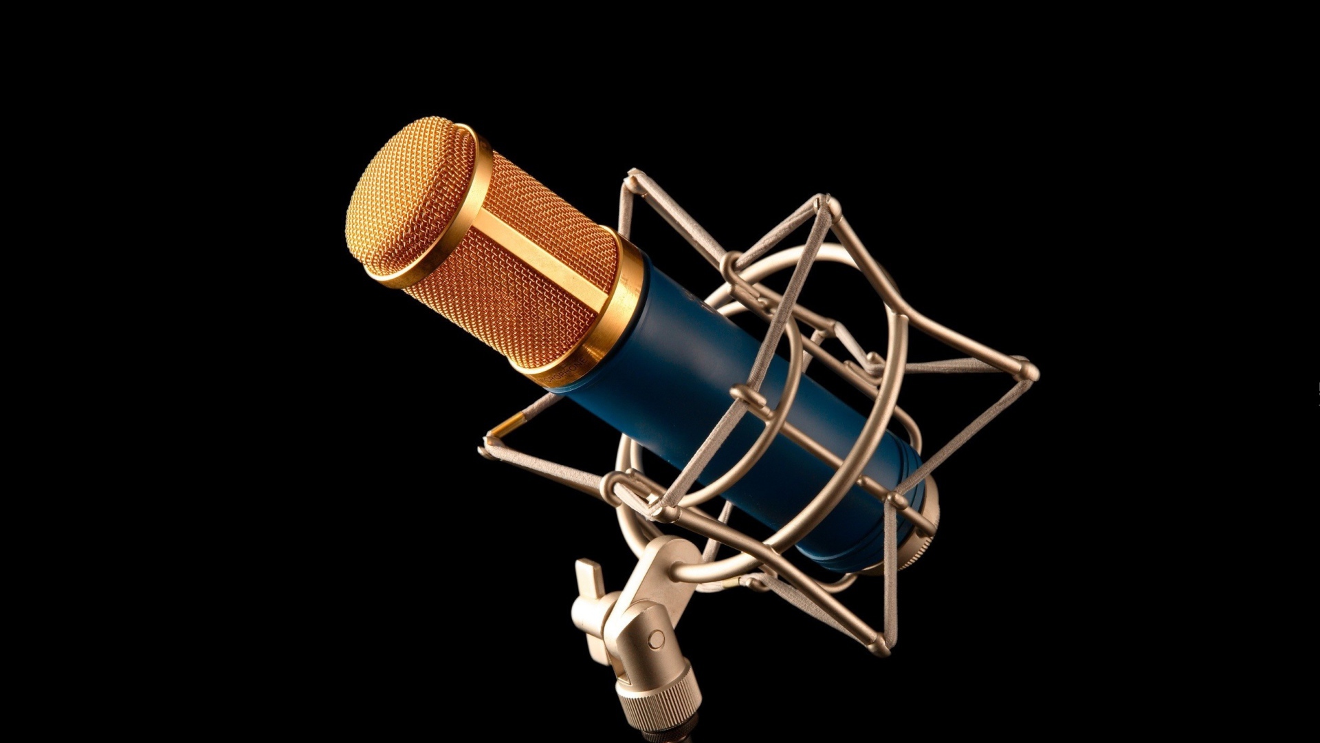 Микрофон на стойке на черном фоне 