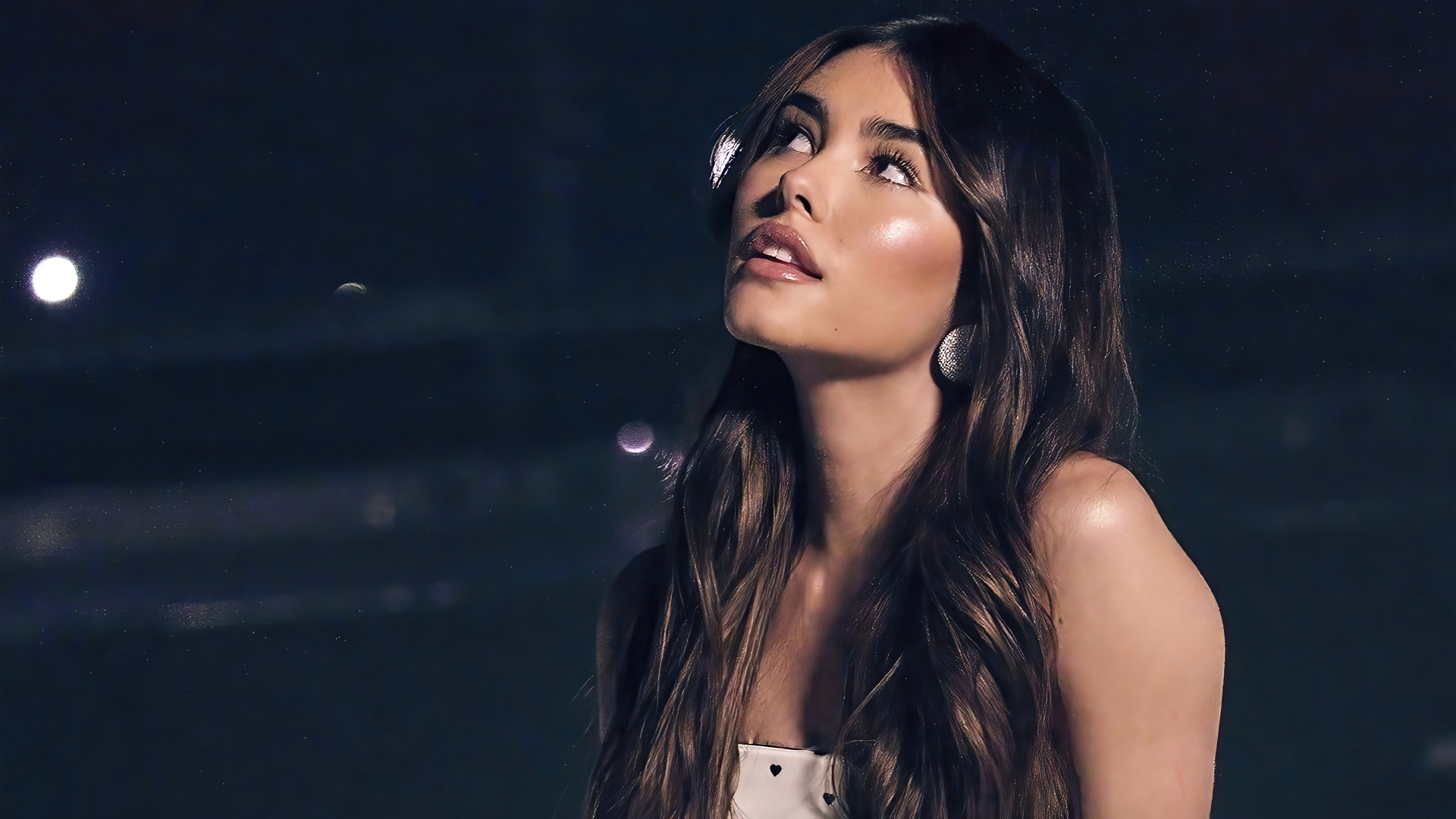 Певица Мэдисон Бир смотрит в сторону