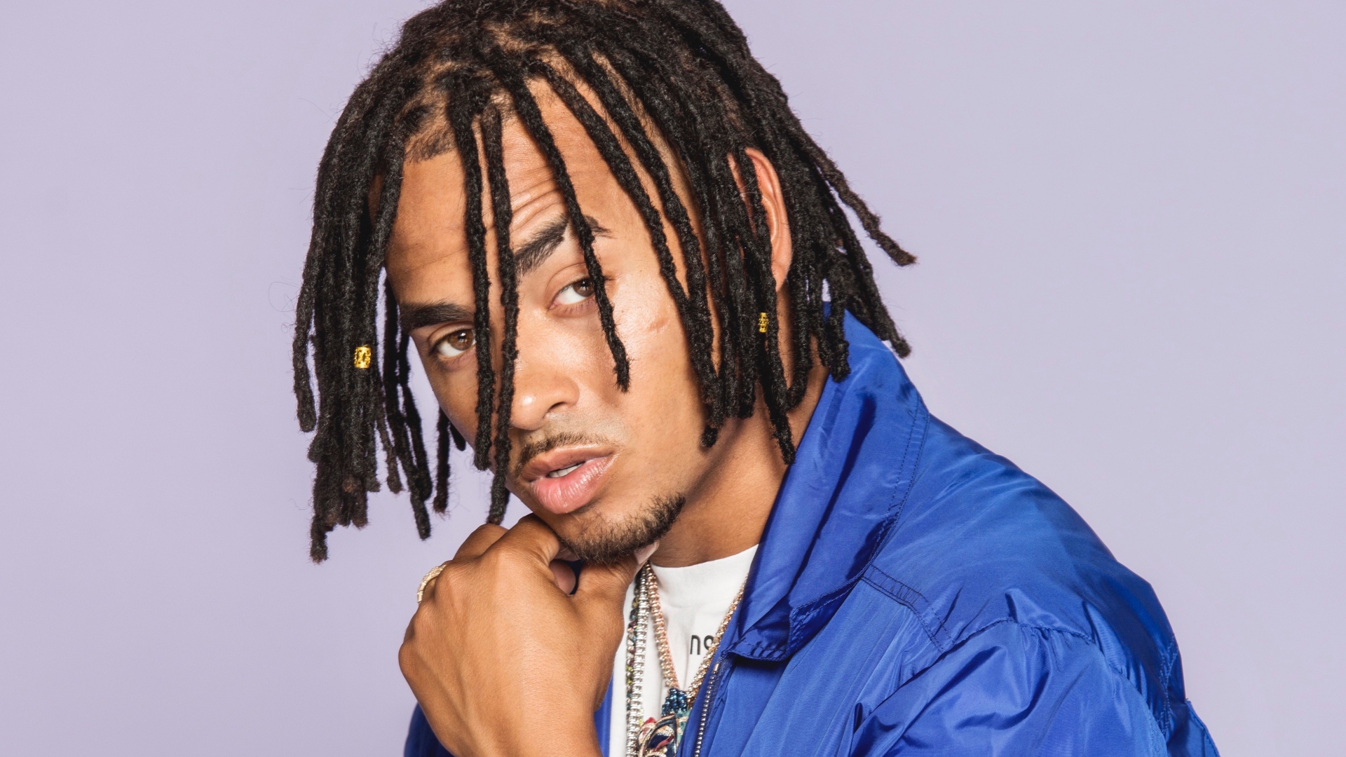 Певец Осуна на сером фоне