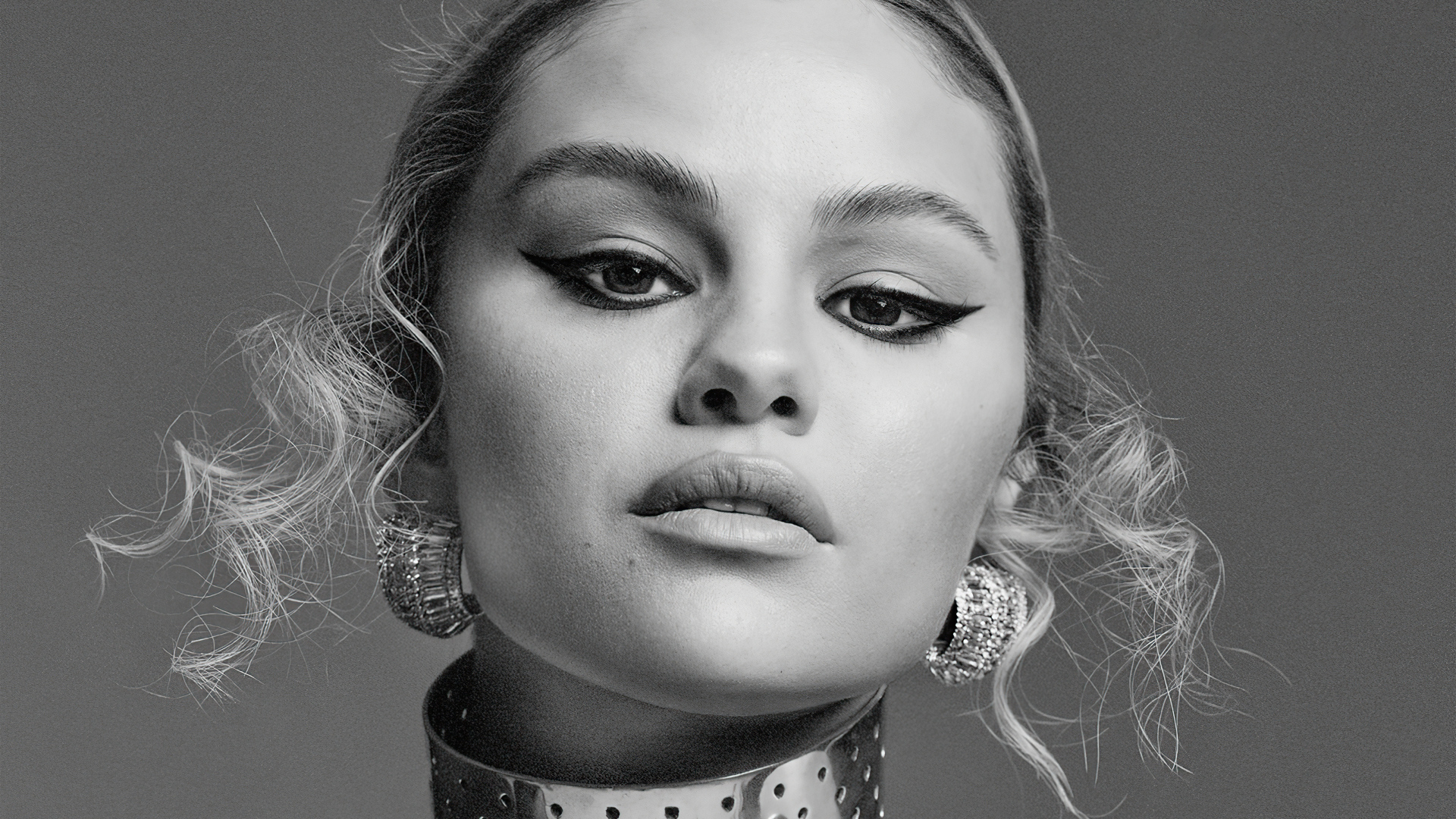 Лицо певицы Селена Гомес на сером фоне