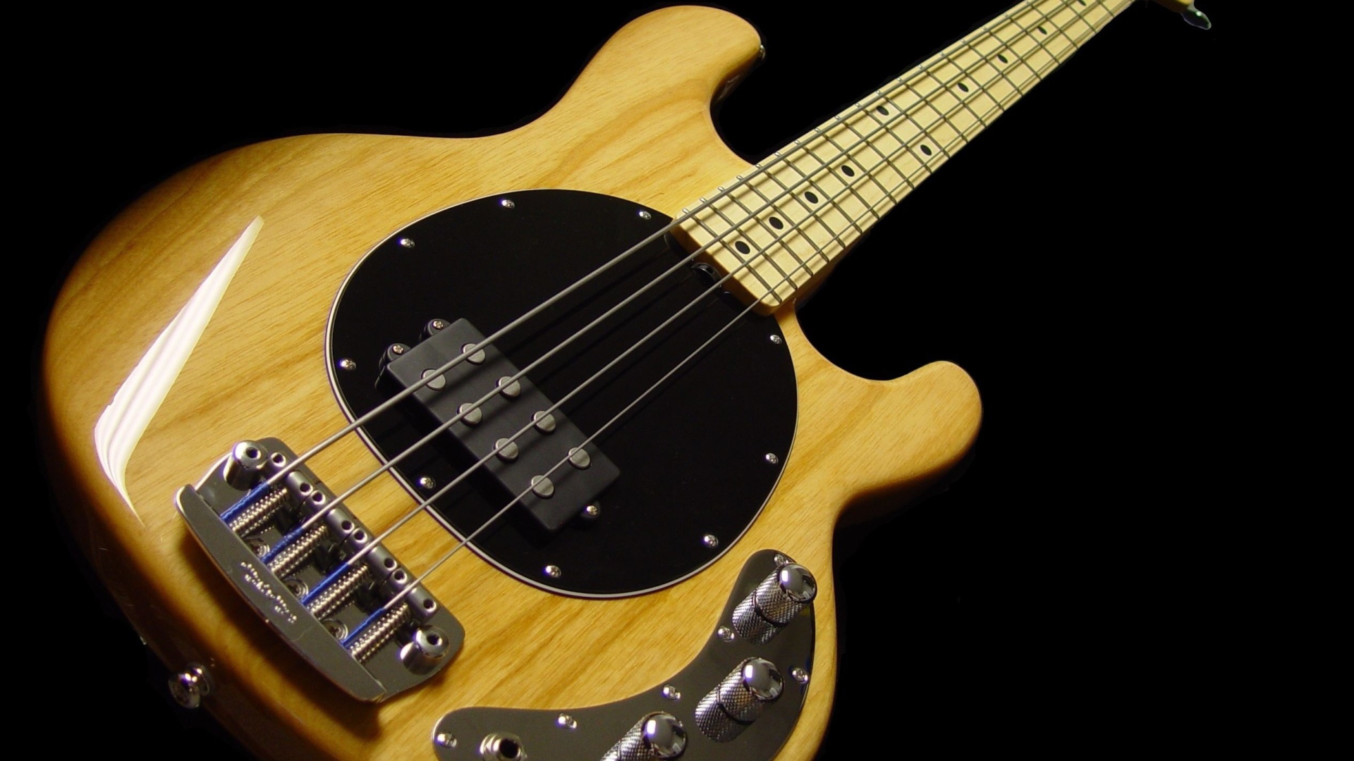 Деревянная гитара с толстыми струнами на черном фоне 