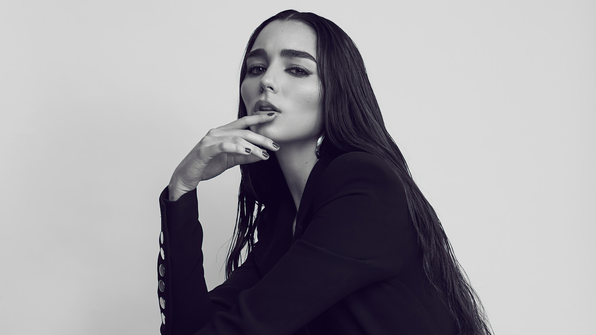 Молодая певица Индиана Массара в черном наряде