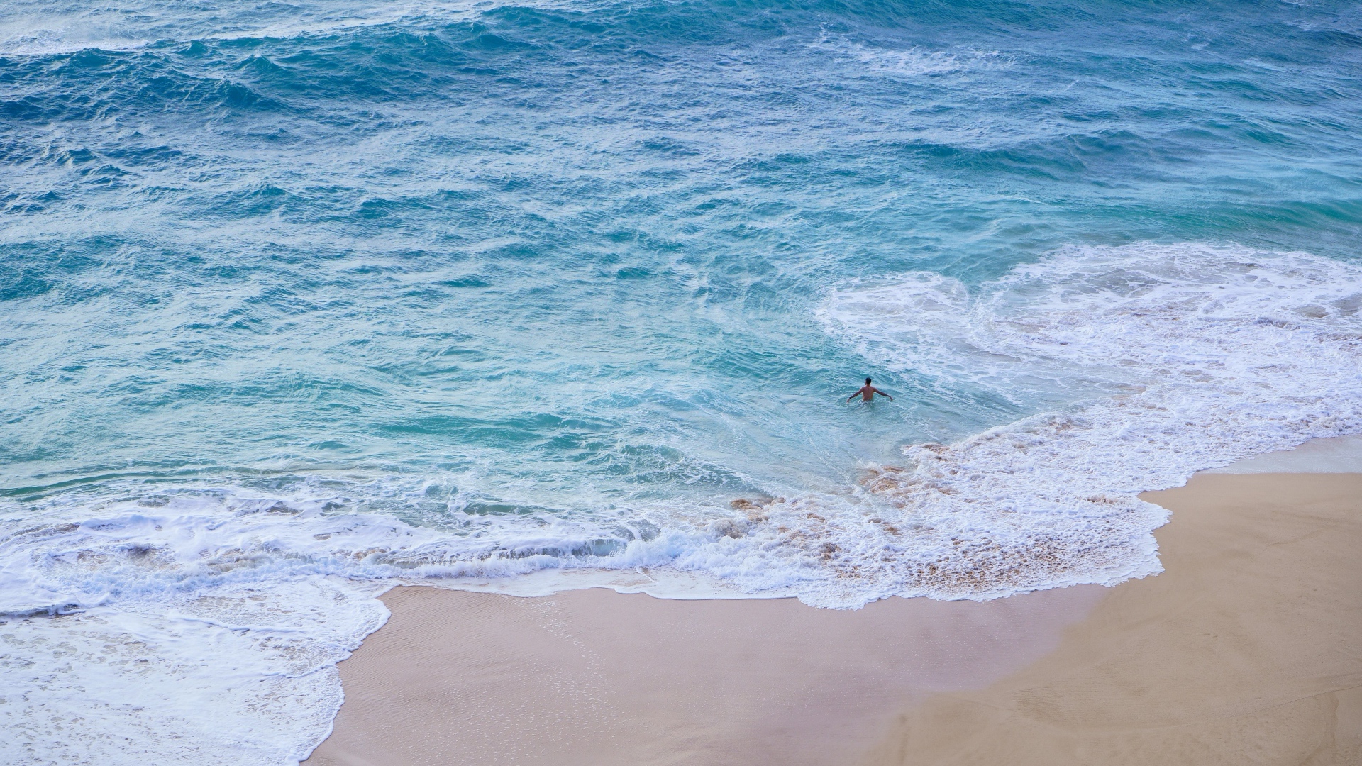 Чистый пляж с белыми морскими волнами на песке