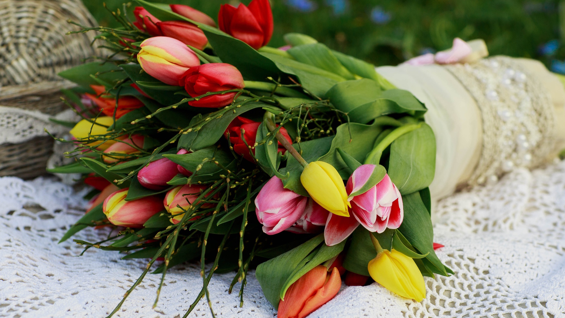 Красивый букет разноцветных тюльпанов на белой шали