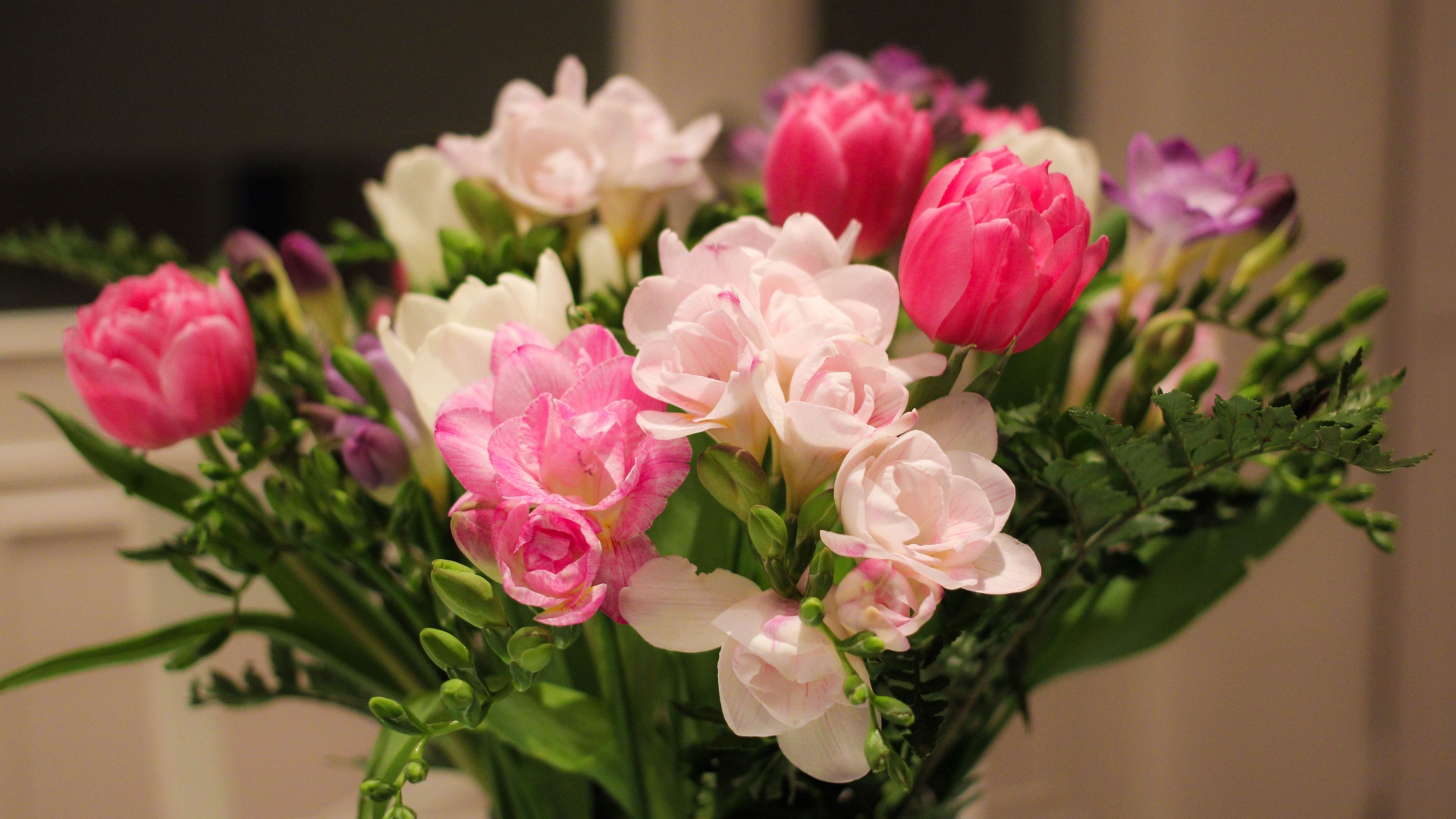 Красивый нежный весенний букет в вазе