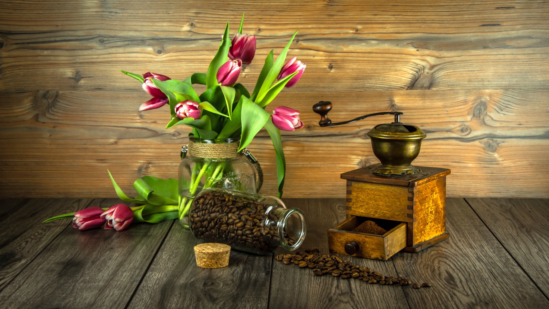 Букет тюльпанов на столе с кофе