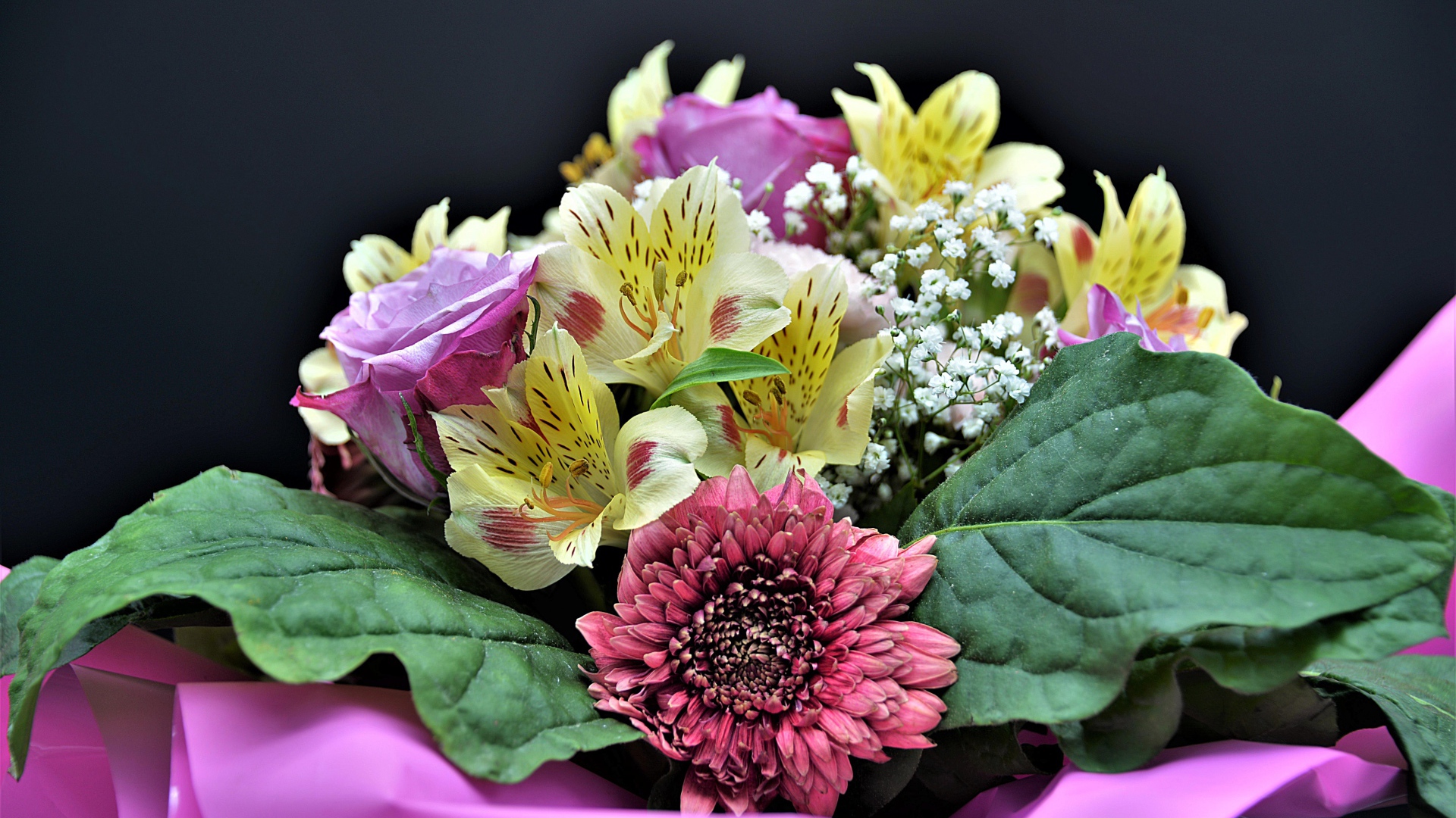 Красочный букет из цветов розы, альстромерии и герберы