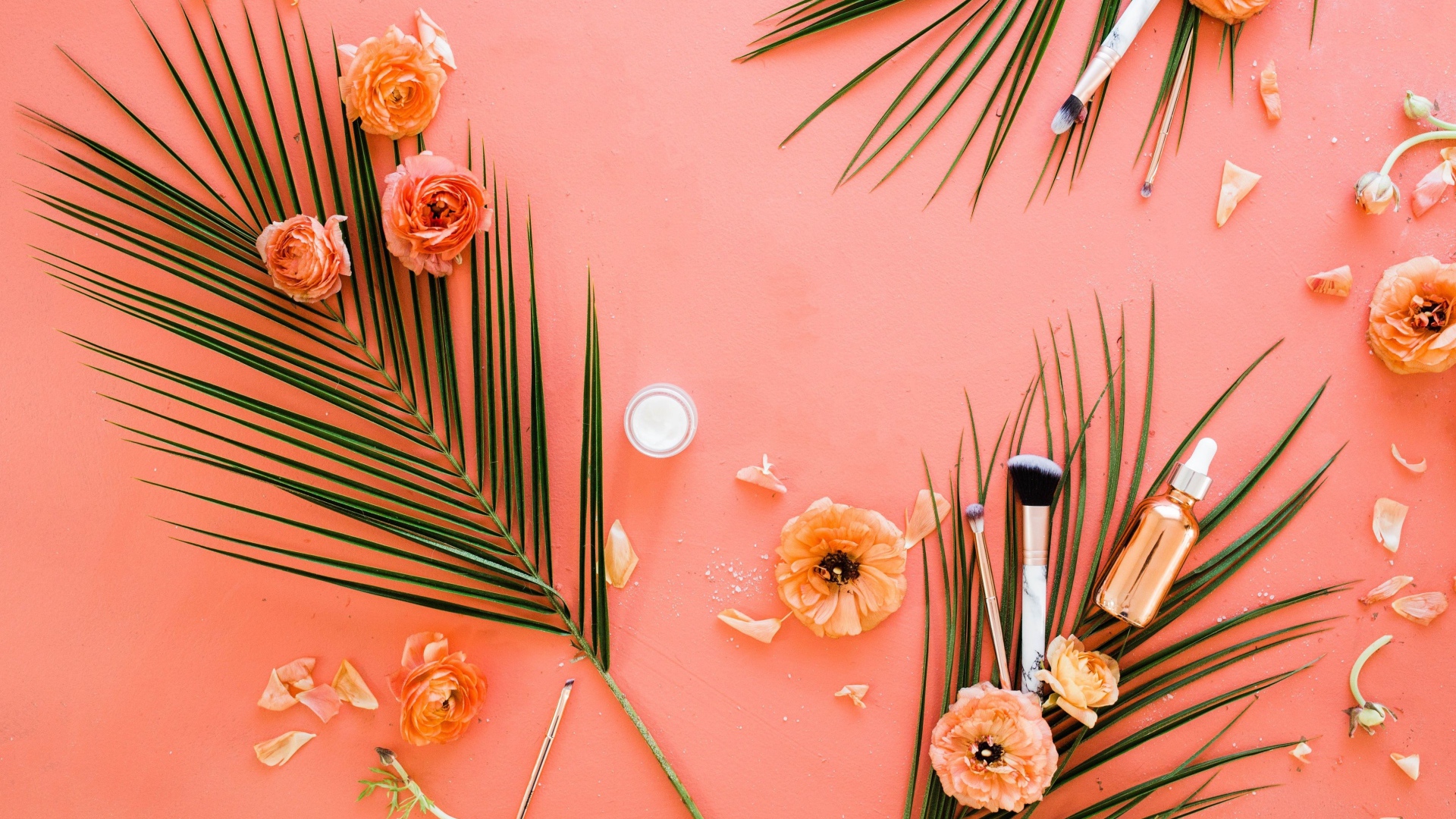 Розы и листья пальмы на розовом фоне 