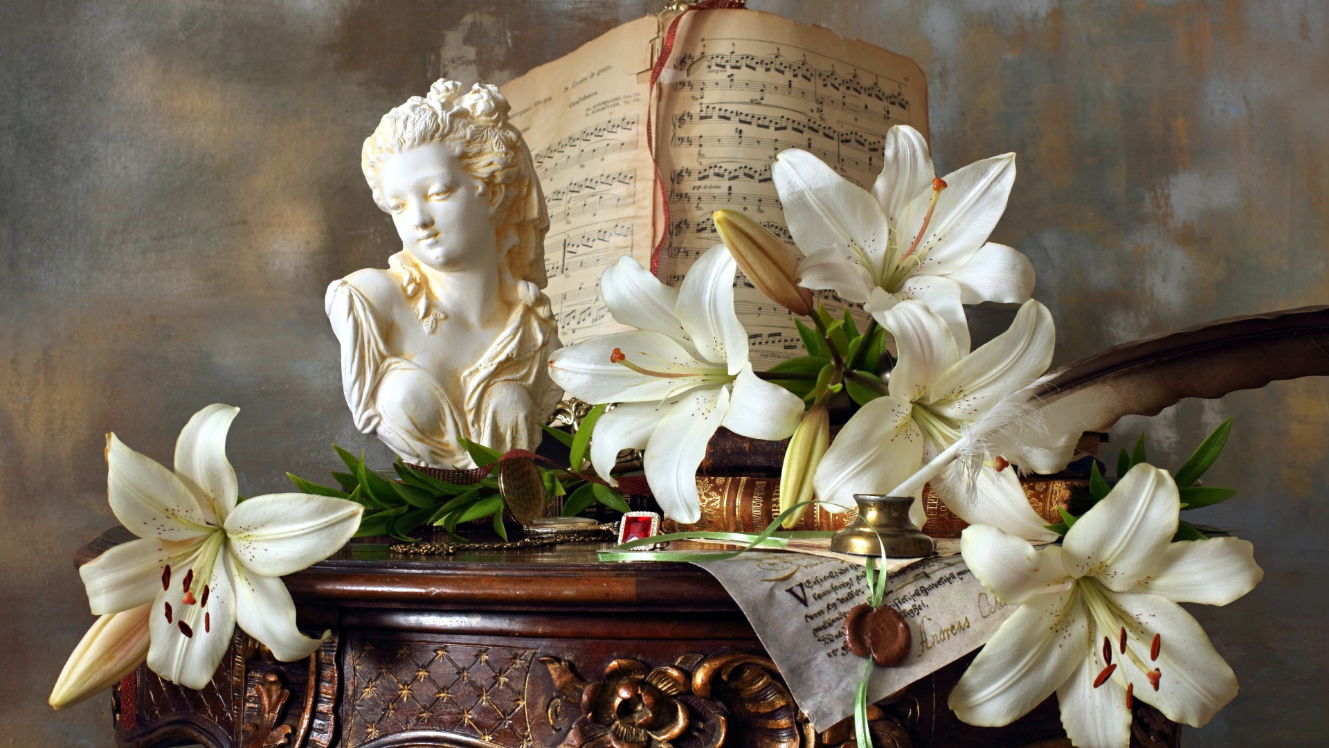 Белые лилии, статуя и ноты лежат на столе