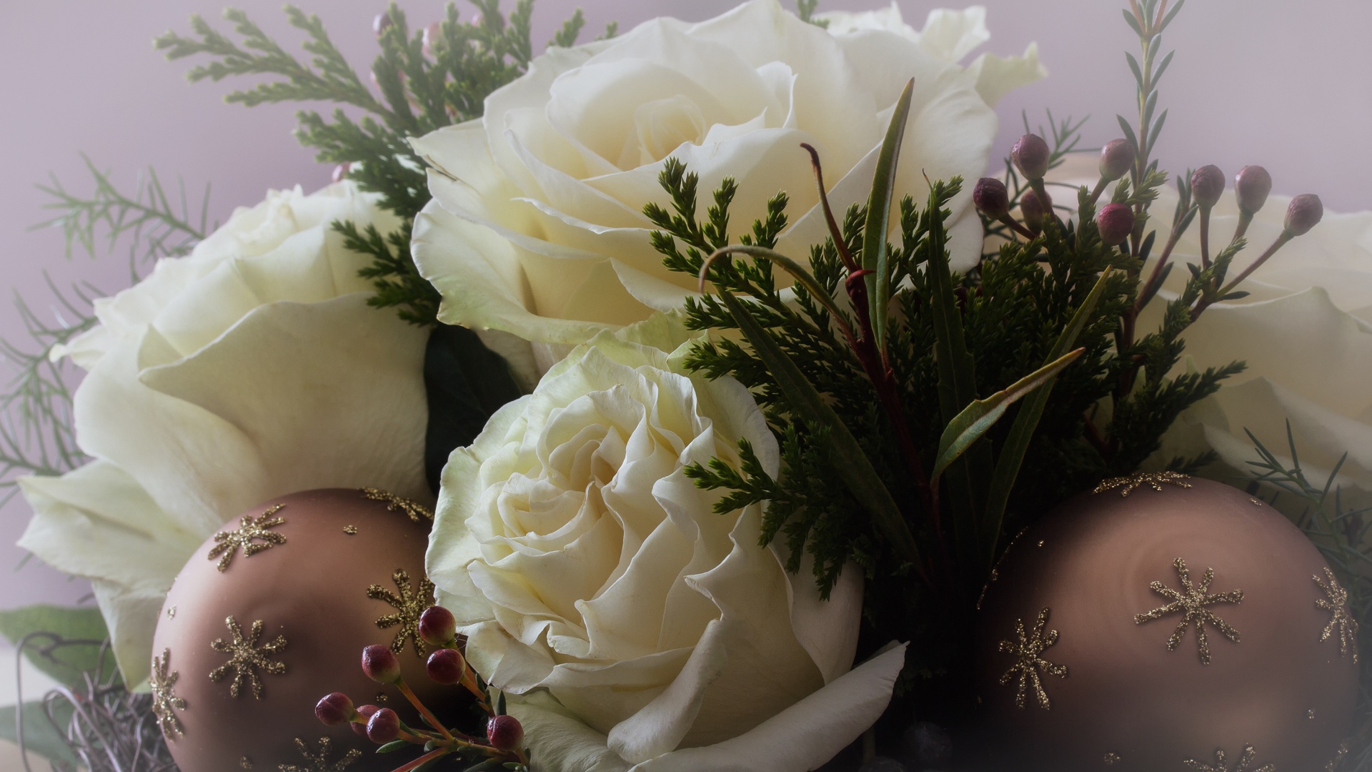 Белые розы с шариками и зелеными листьями 