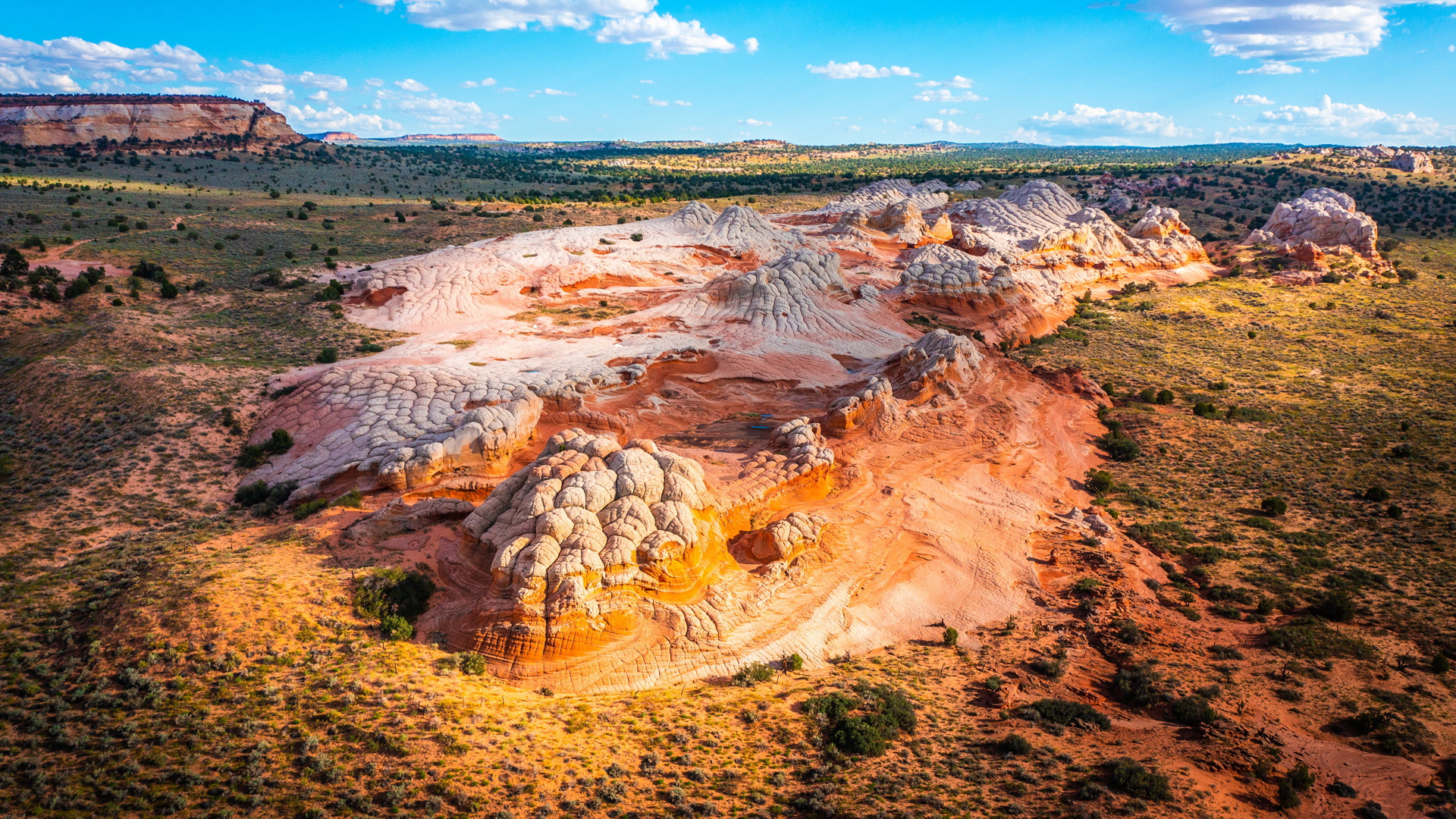 Красивый вид на соляные горы под голубым небом