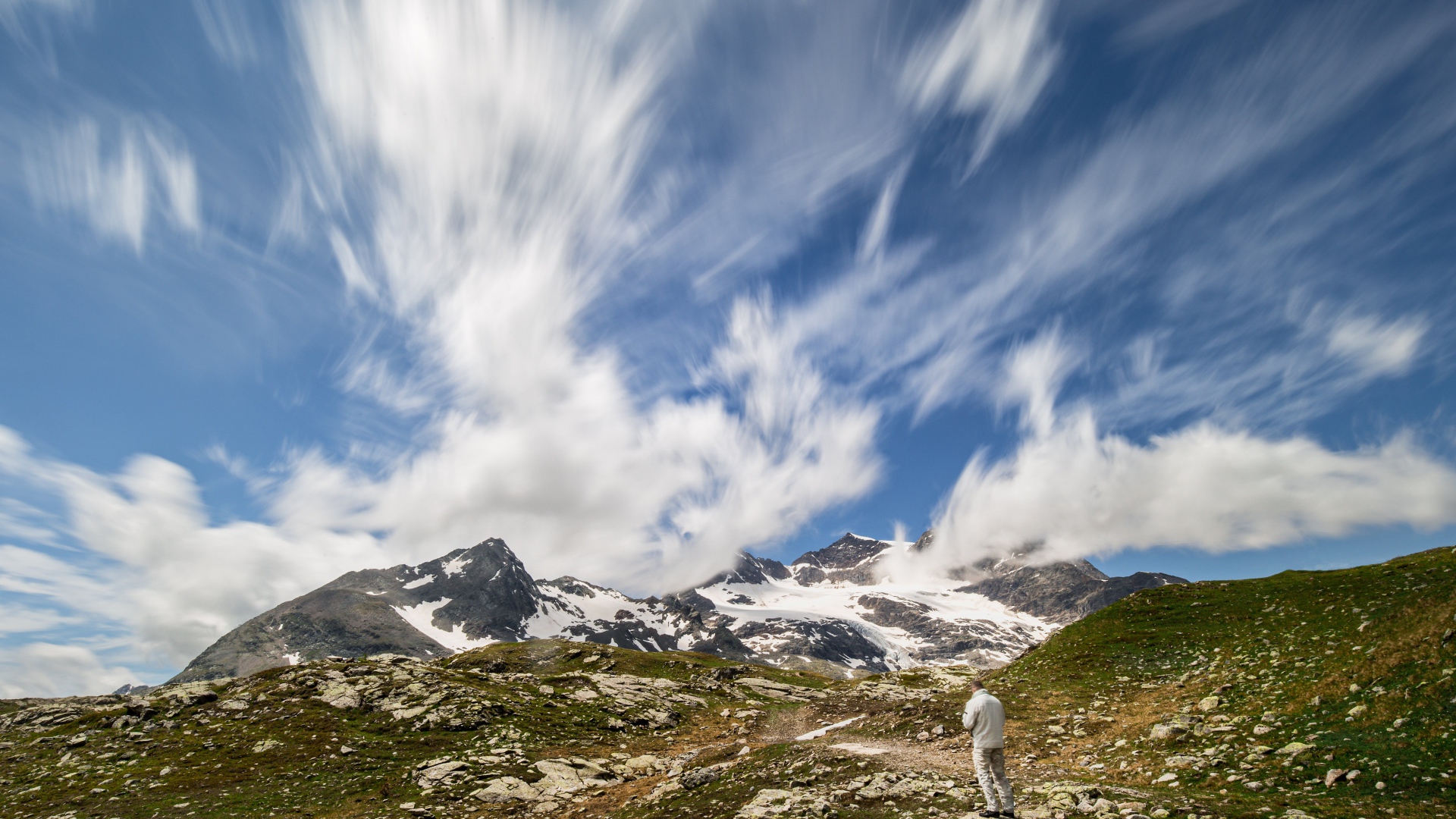 Красивое небо с белыми облаками над горой