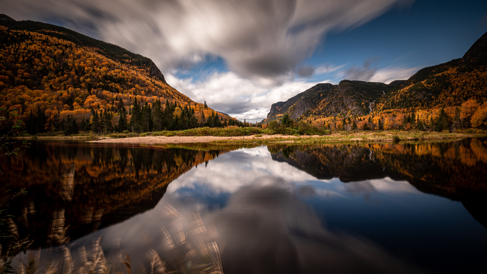 Красивый вид на горы у озера под небом 