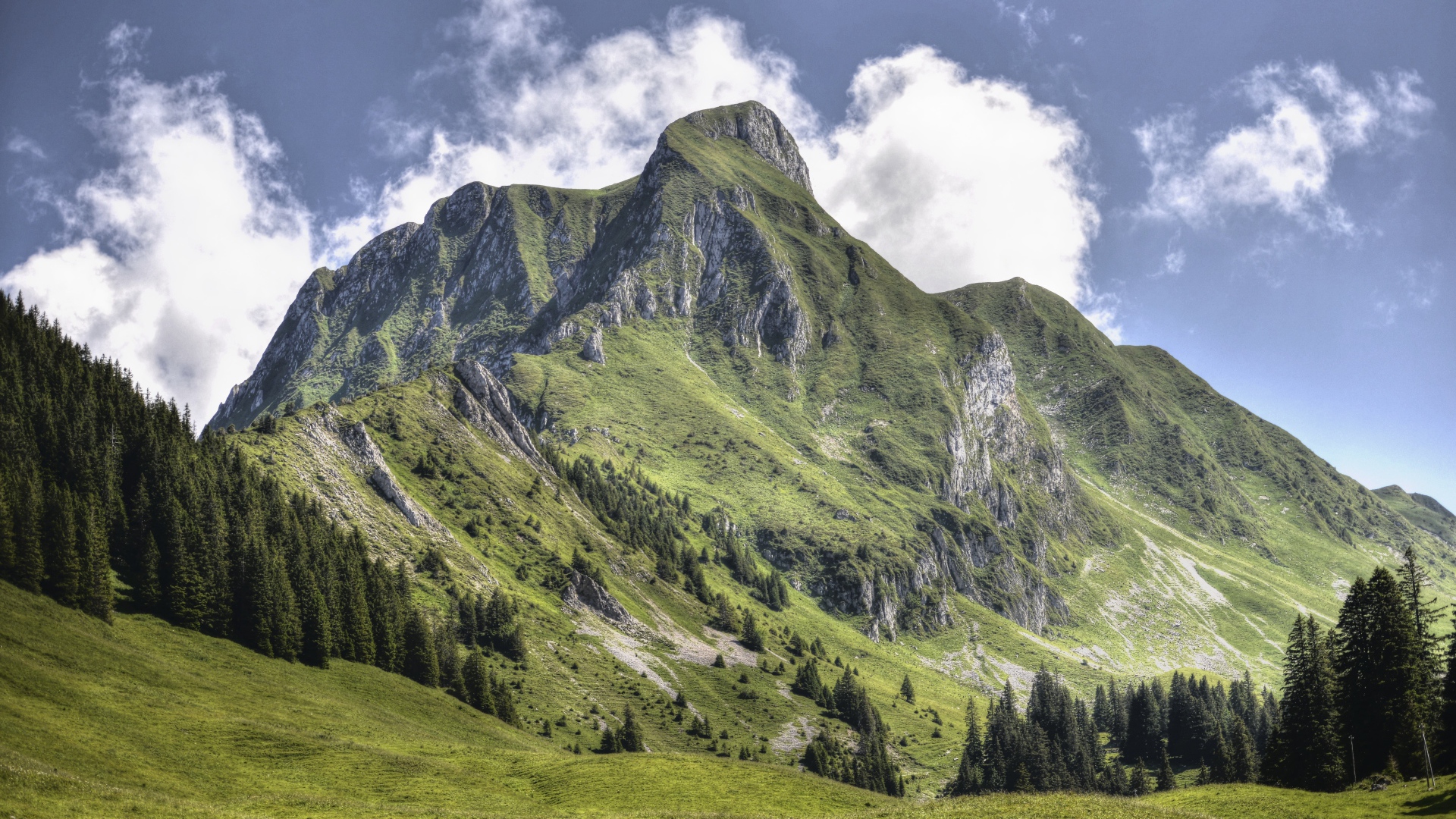 Большая зеленая гора под голубым небом