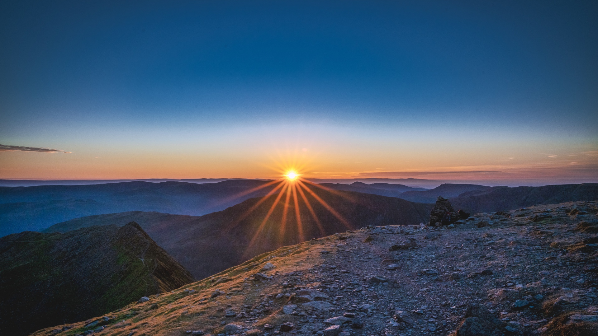 Рассвет яркого солнца в голубом небе над горами