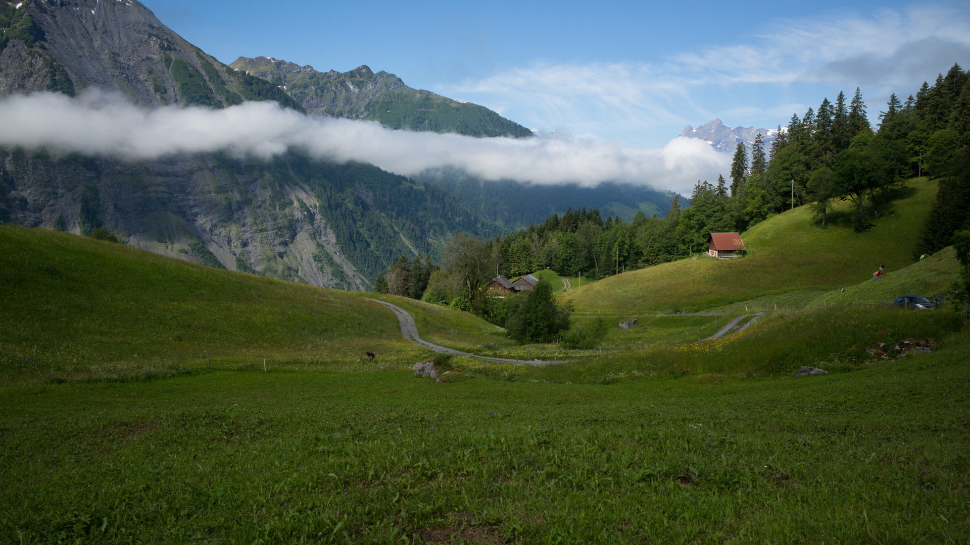 Швейцарские альпы в белых облаках 