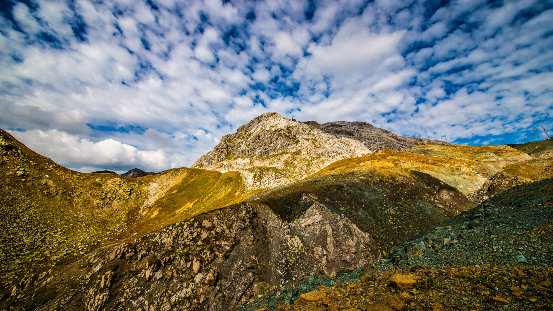 Швейцарские Альпы под голубым небом с белыми облаками