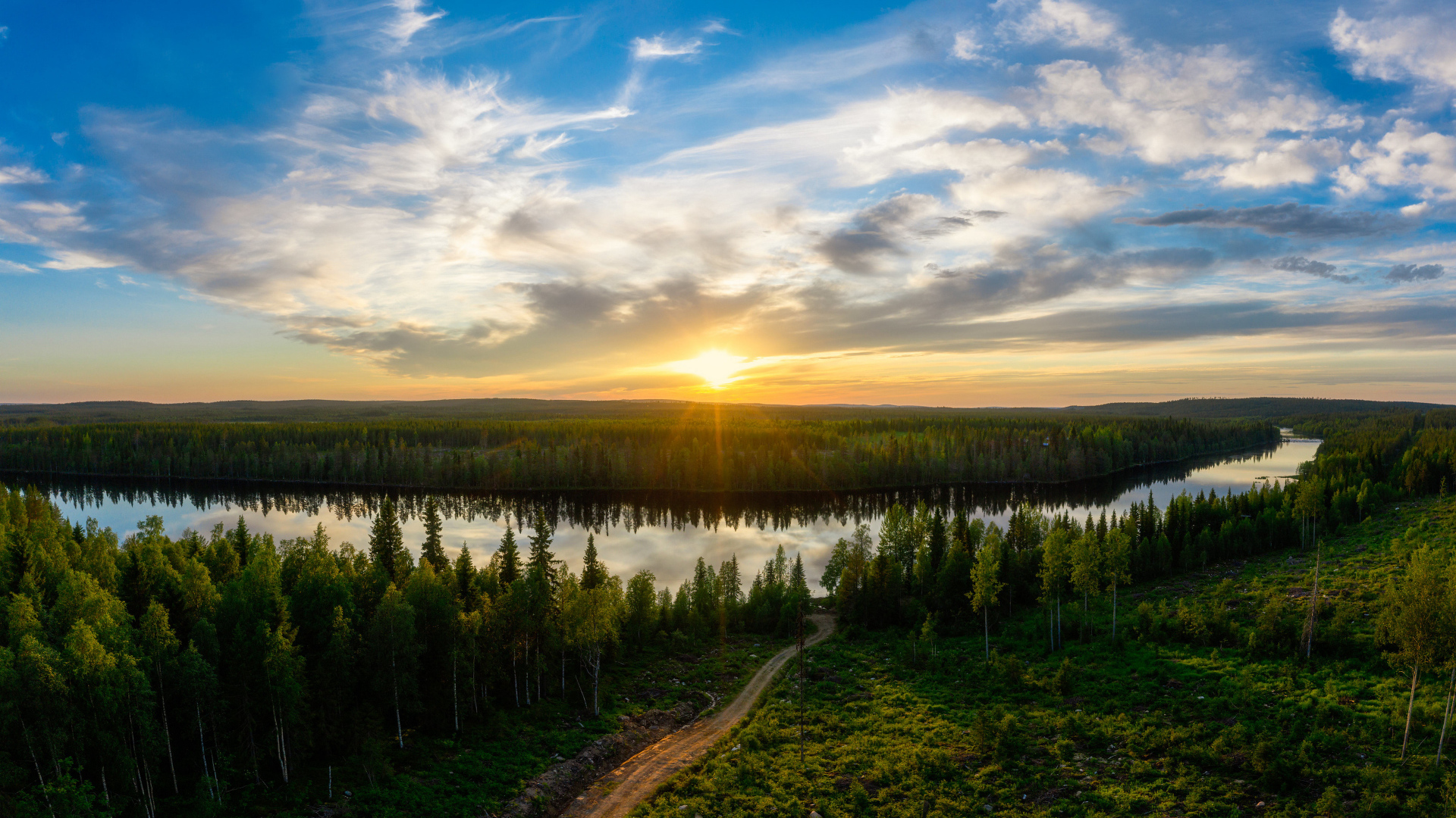 Рассвет яркого солнца над зеленым лесом и рекой