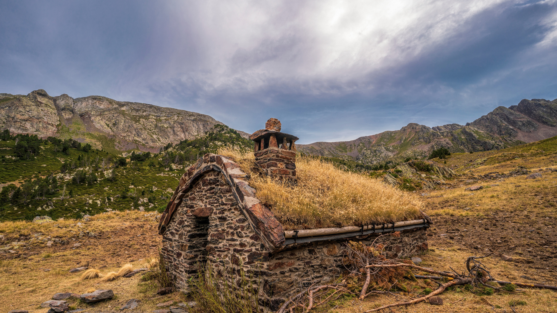 Маленький дом из камня покрыт мхом