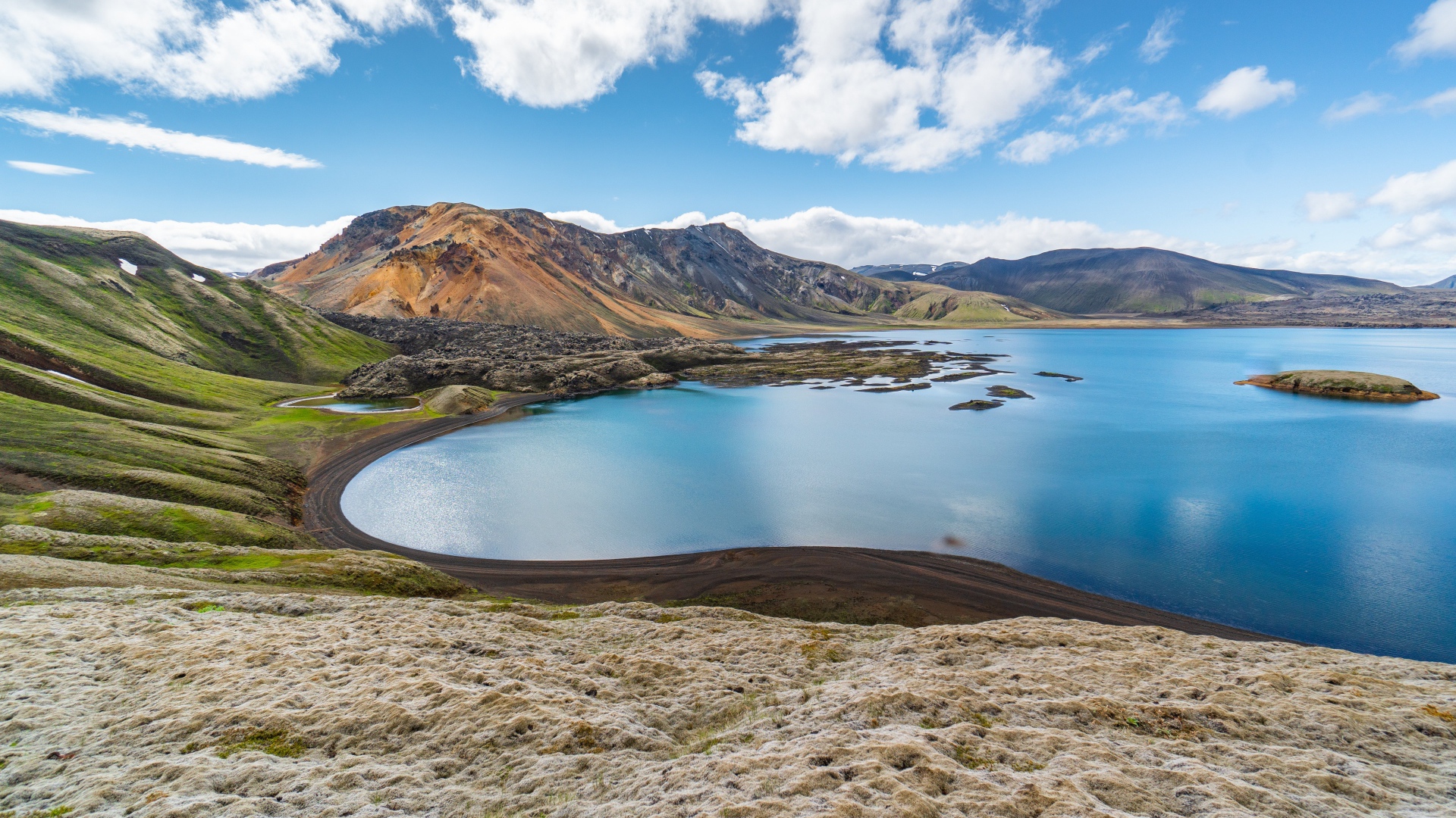 Живописное место у горного озера под красивым небом 