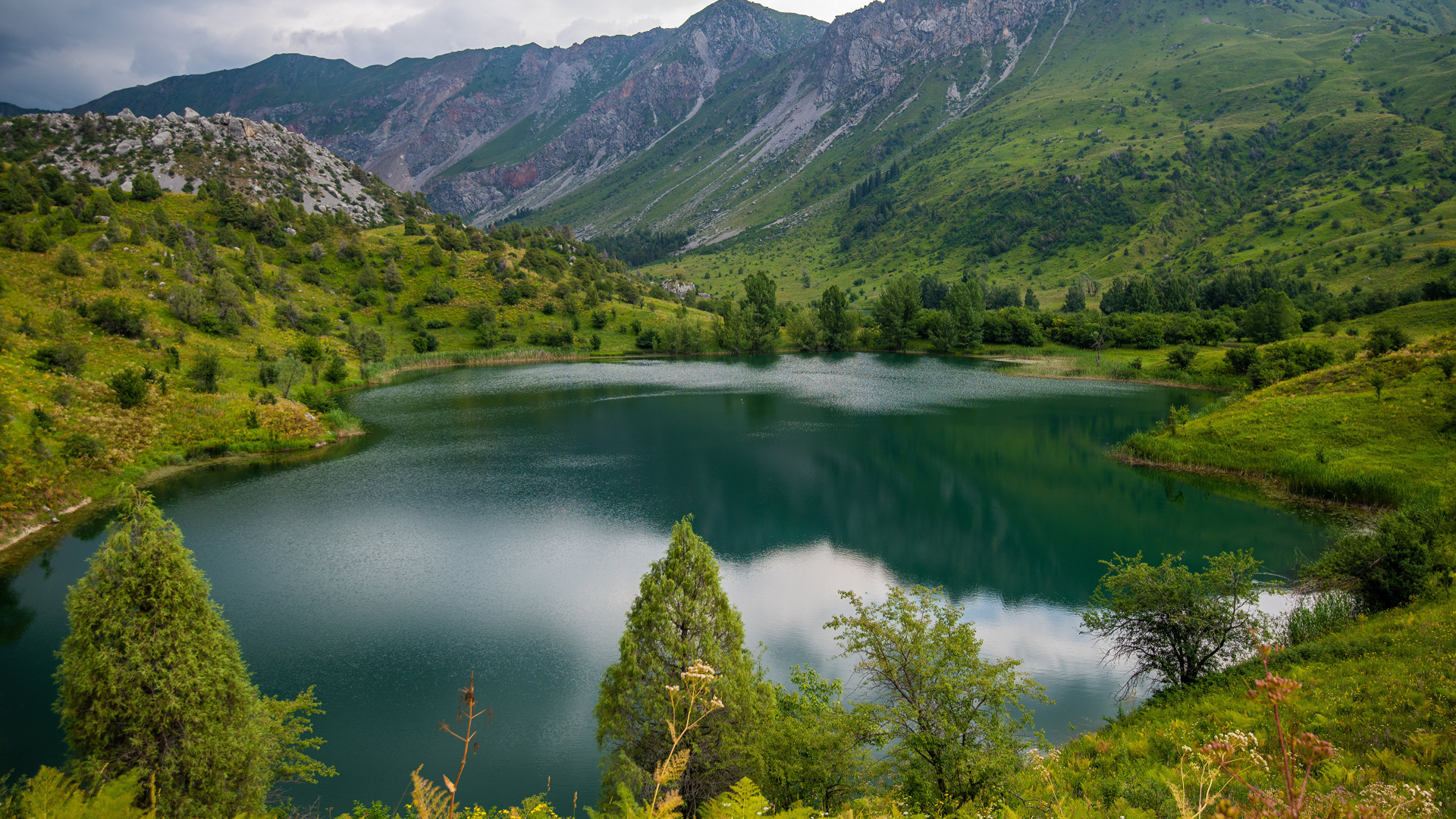 Глубокое холодное озеро в горах 