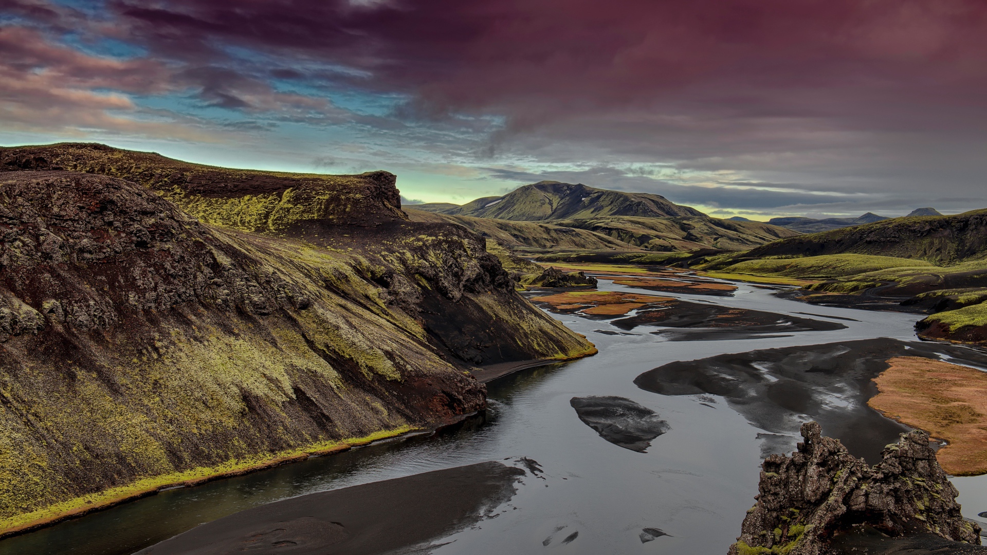 Неглубокая река среди зеленых гор