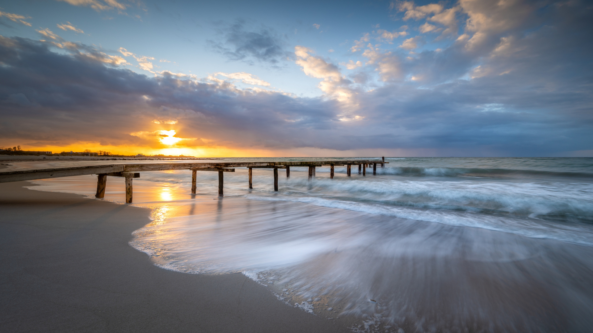 Красивые спокойные морские волны на закате