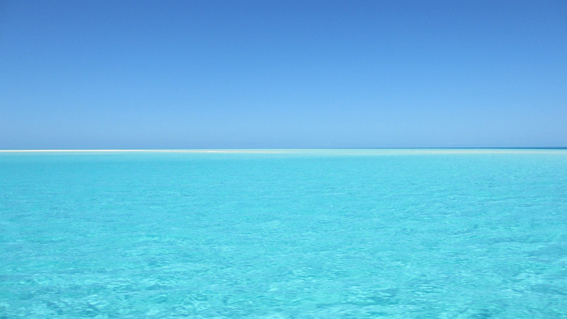 Нежная голубая гладь моря уходит в горизонт 