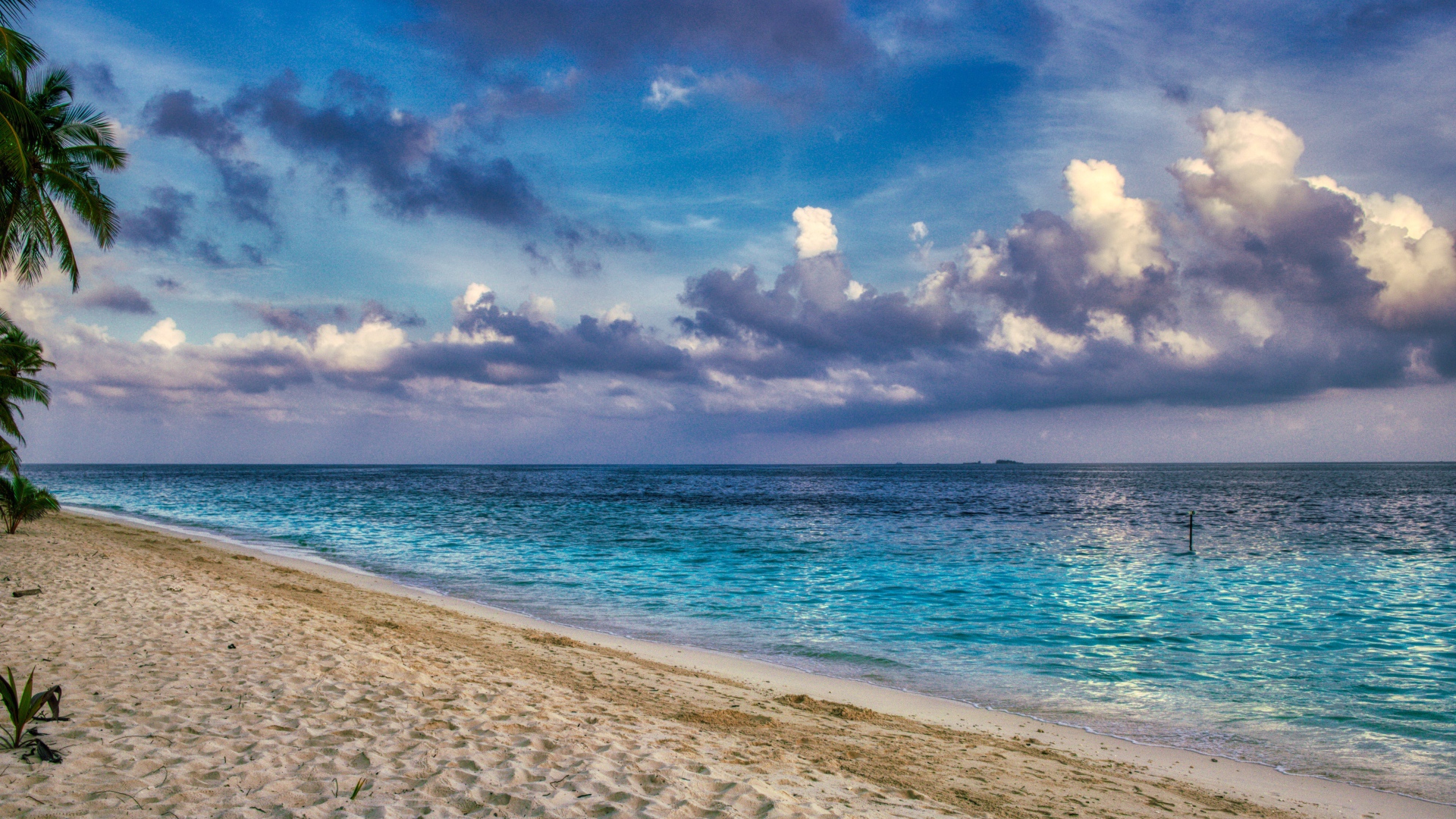 Густые облака над спокойной морской водой