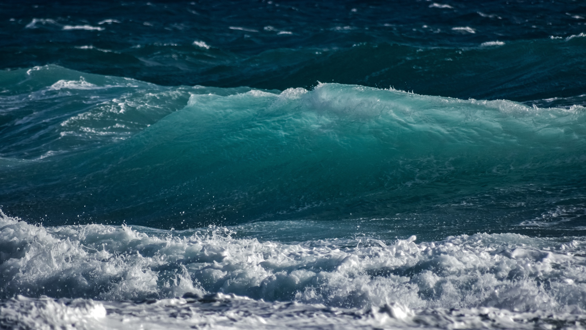 Волны с белой пеной поднимаются в море