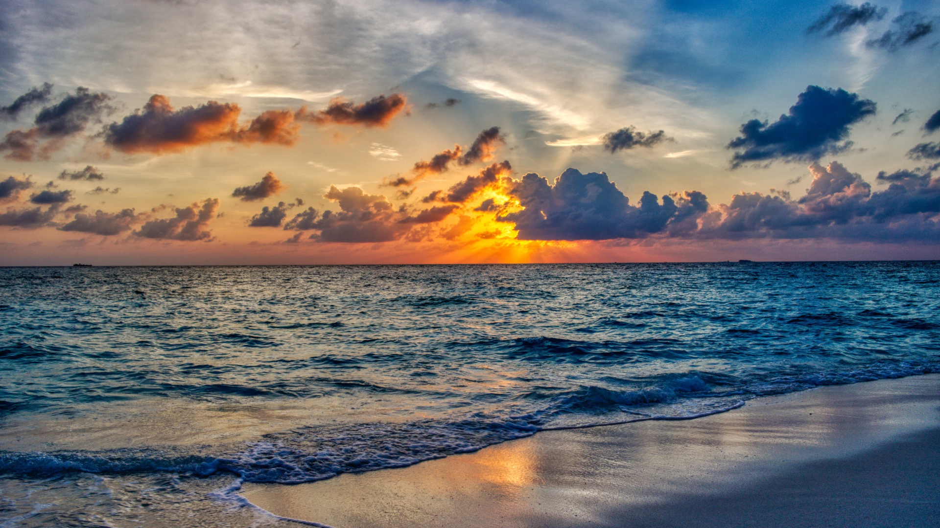 Красивый летний закат солнца над спокойным морем