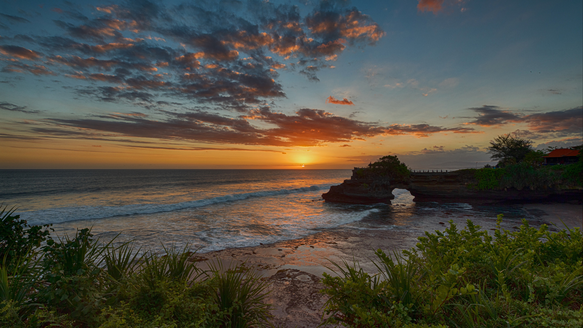 Красивый закат солнца на побережье