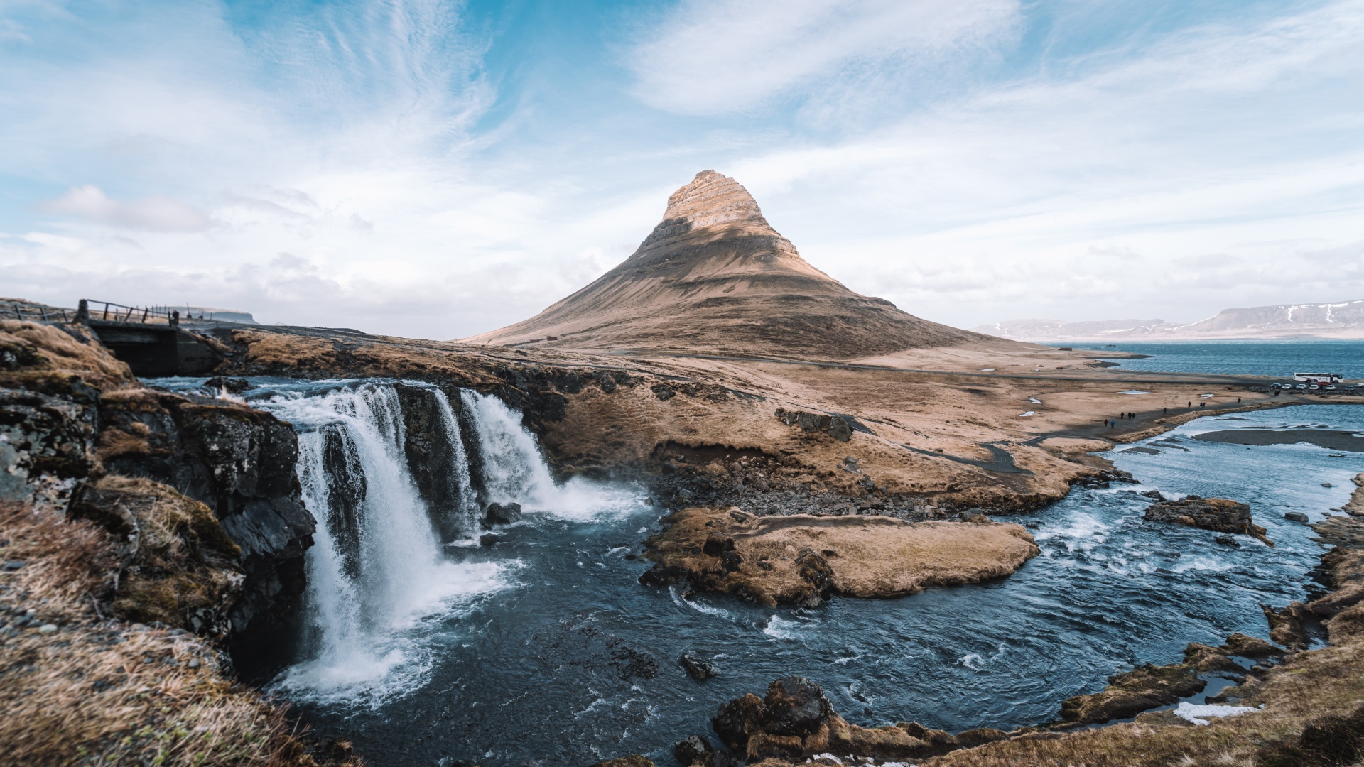 Водопад впадает в реку у тихого вулкана 