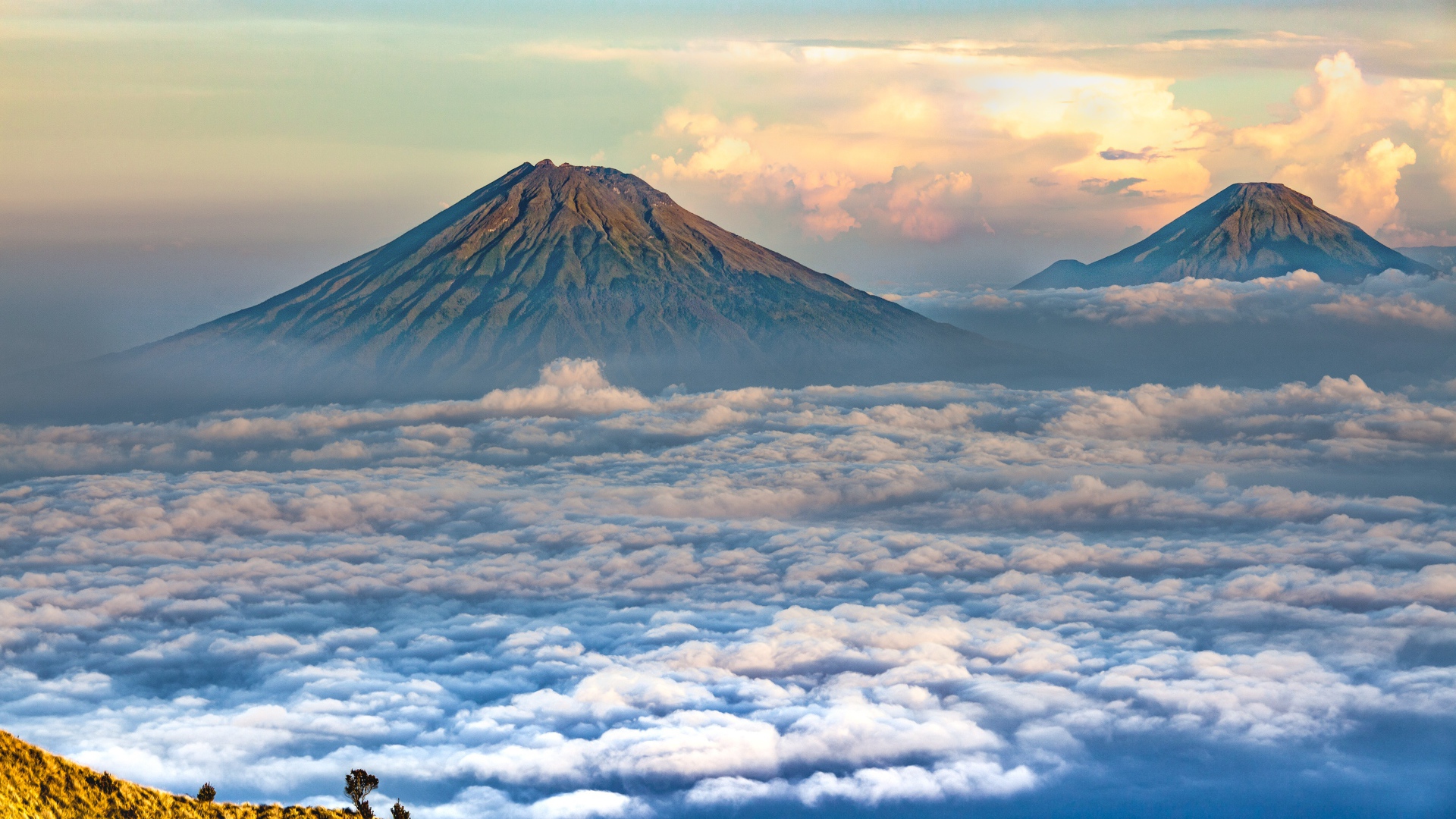 Вид на вершины спокойных вулканов 