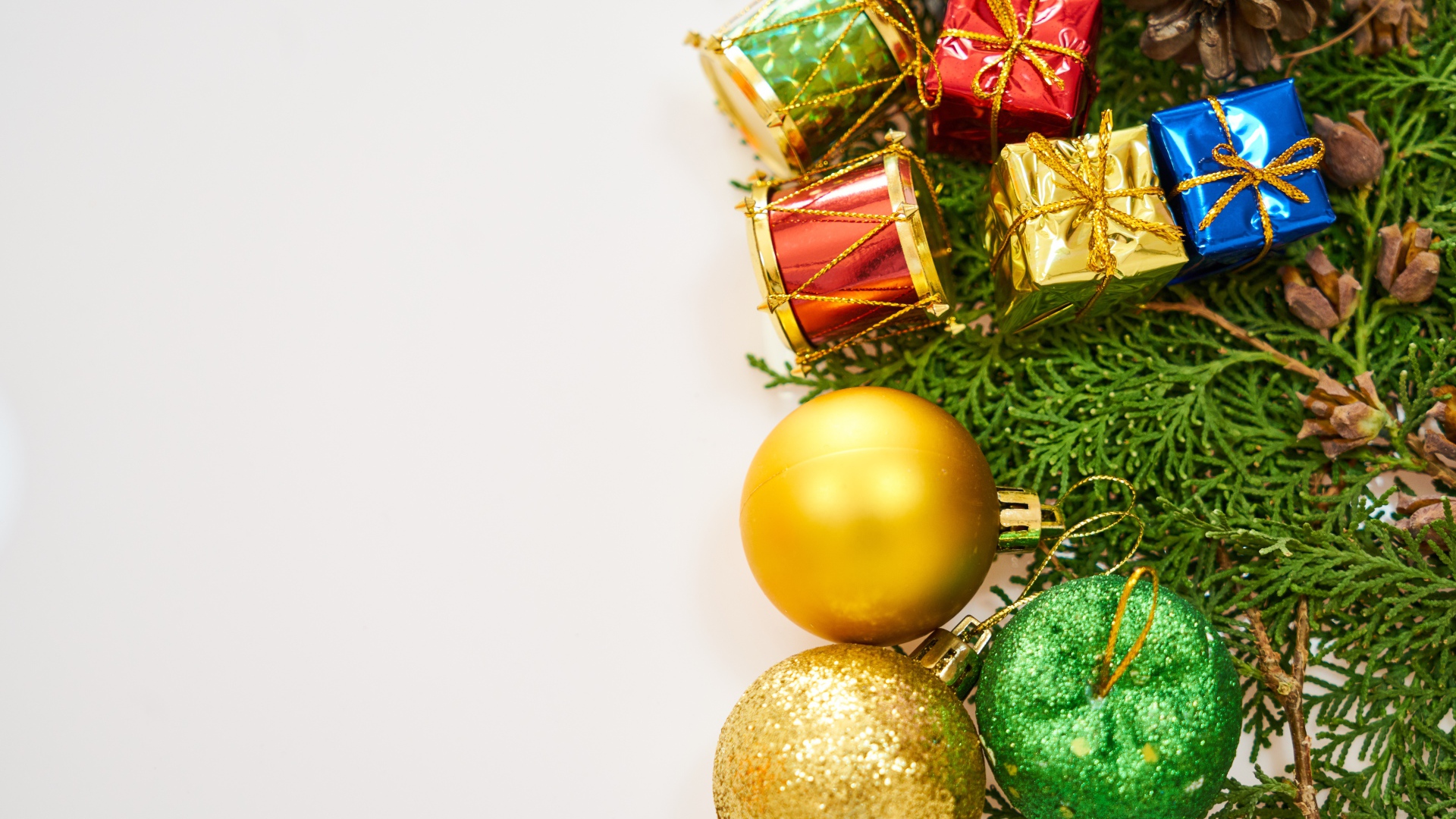 Елочные украшения с веткой на сером фоне 