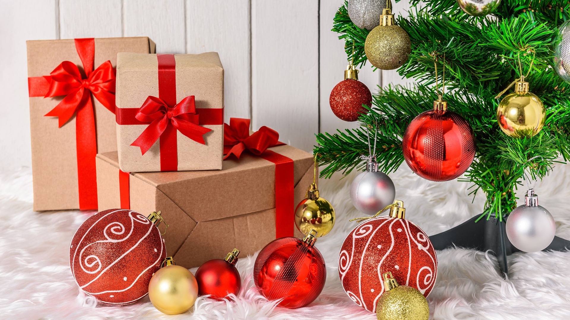 Новогодняя ель с подарками и игрушками 