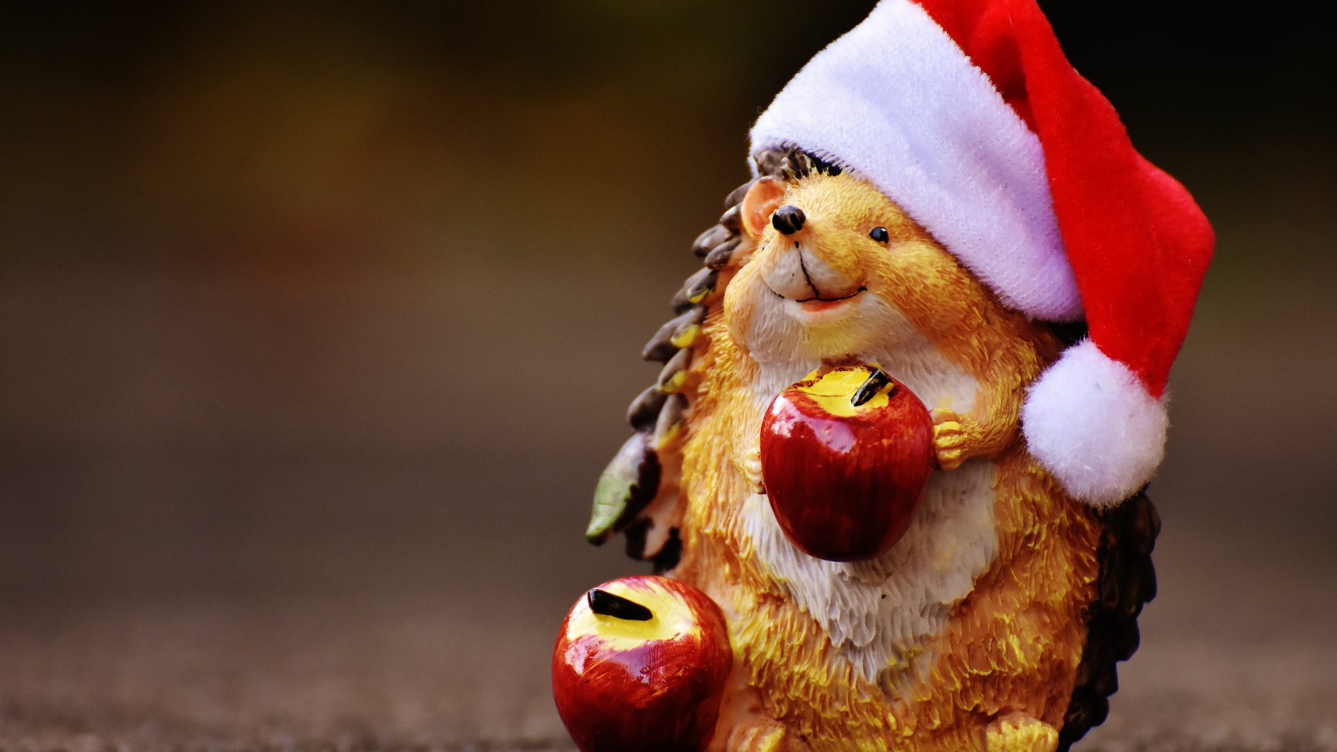 Статуэтка ежик с яблоками в новогодней шапке 