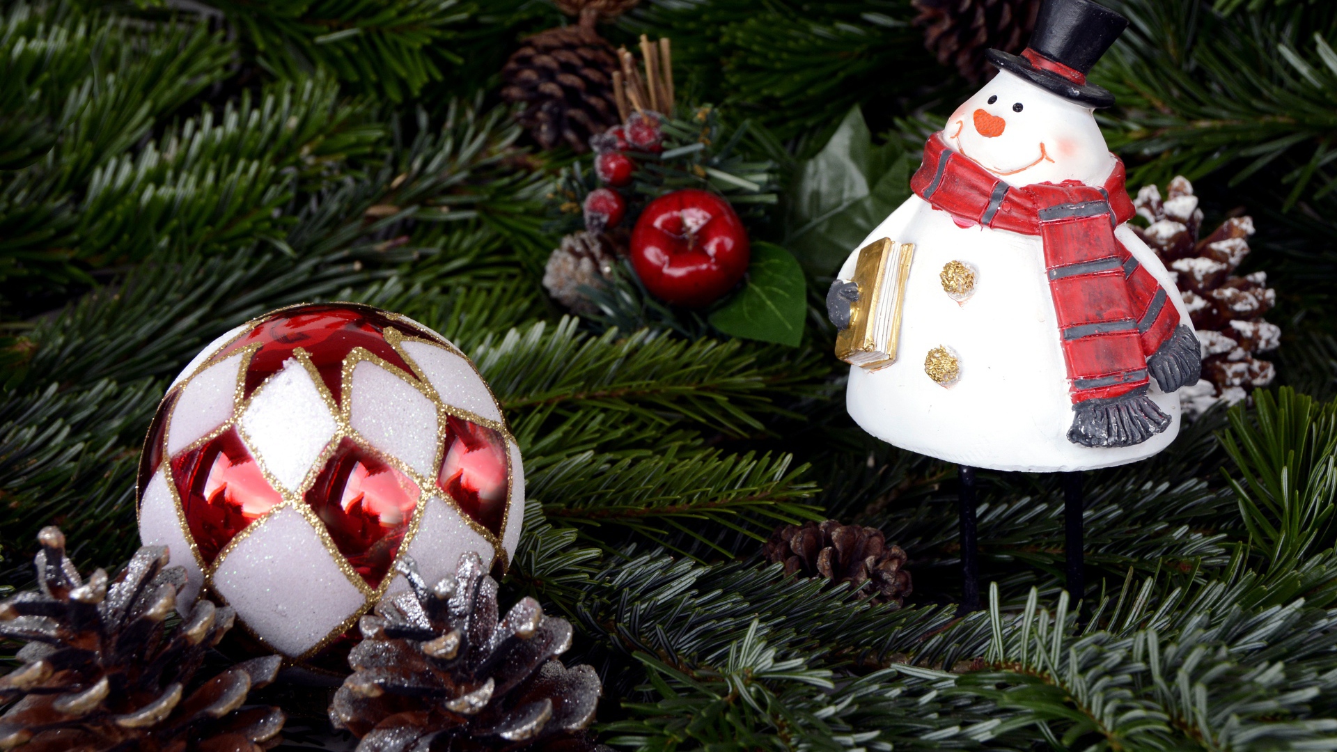 Снеговик и шар на ветках ели на Новый год