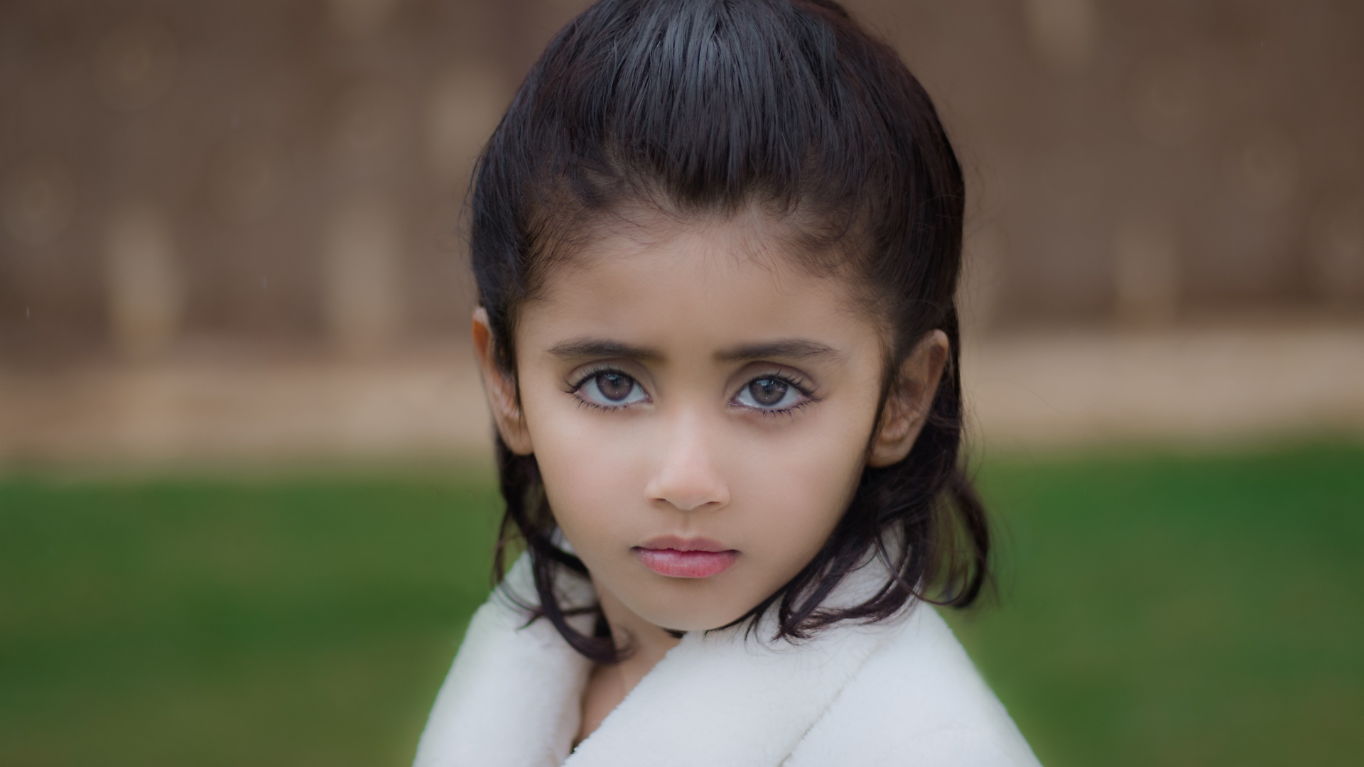 Красивая девочка с большими глазами