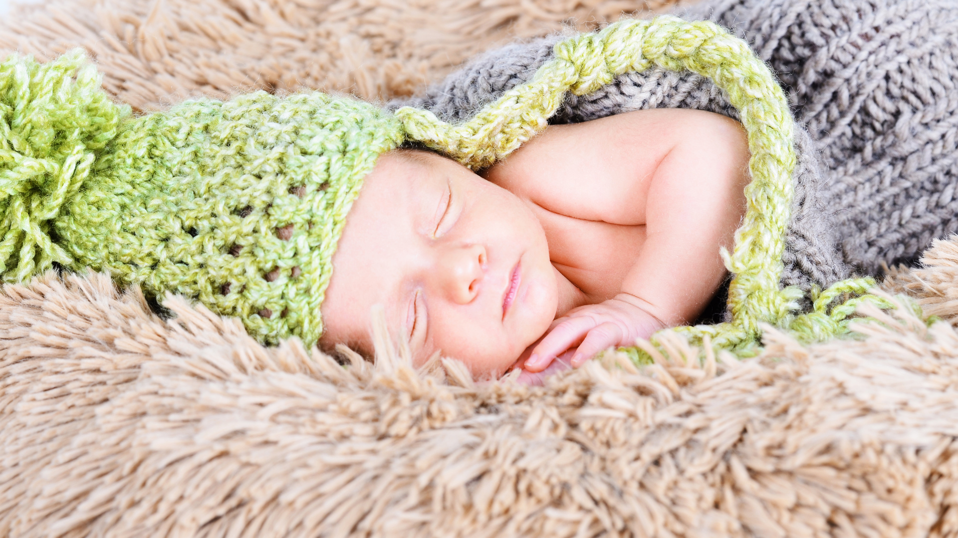 Красивый спящий грудной ребенок в вязаном костюме 
