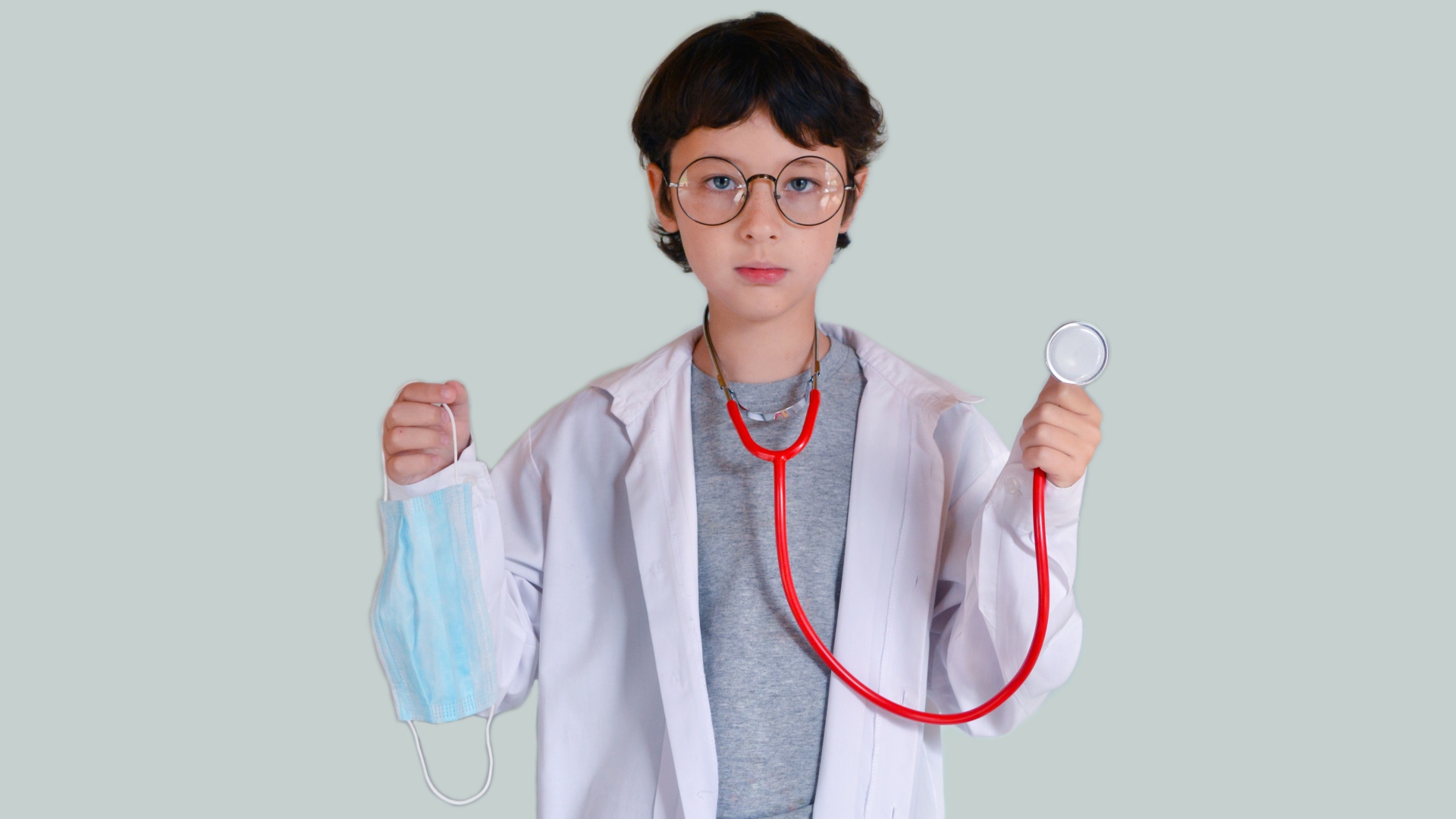 Мальчик с фонендоскопом и медицинской маской