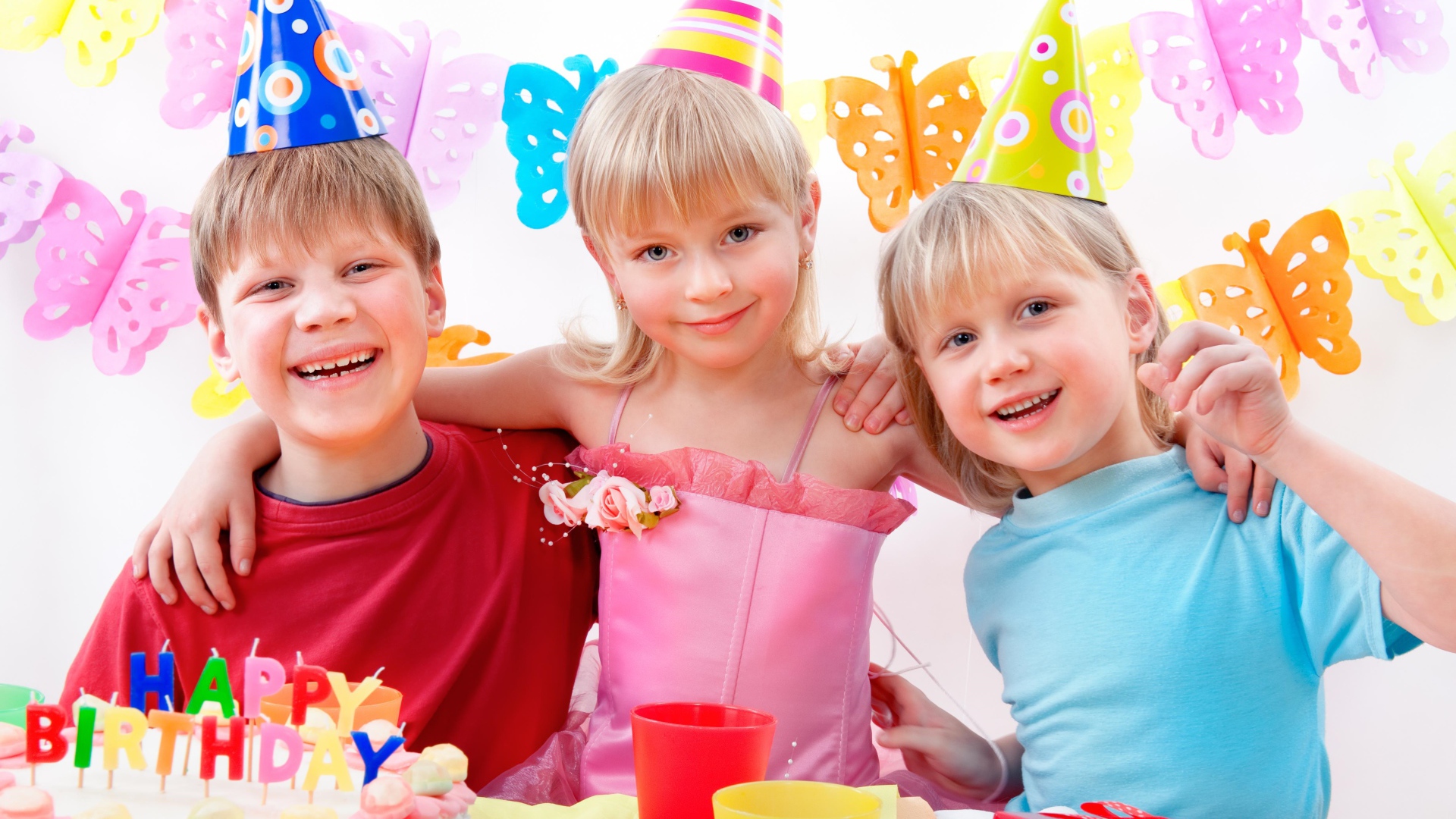 Веселые дети отмечают день рождения 