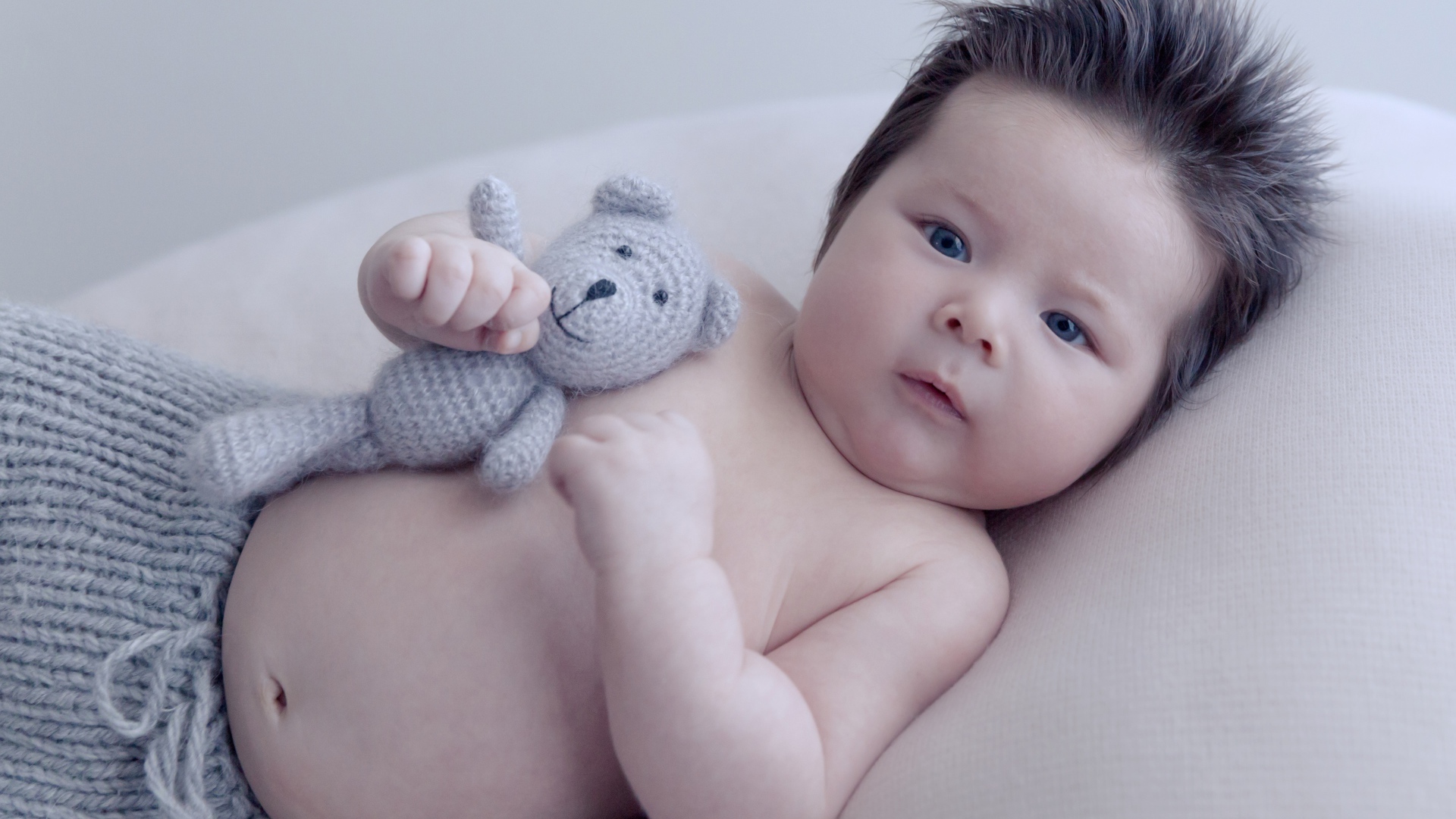 Грудной ребенок с шевелюрой на голове 