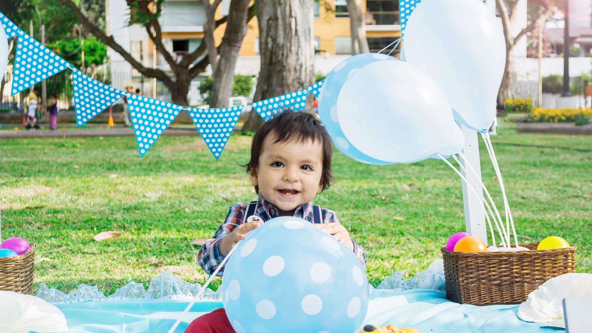 Маленький мальчик с шарами и украшениями на день рождения 