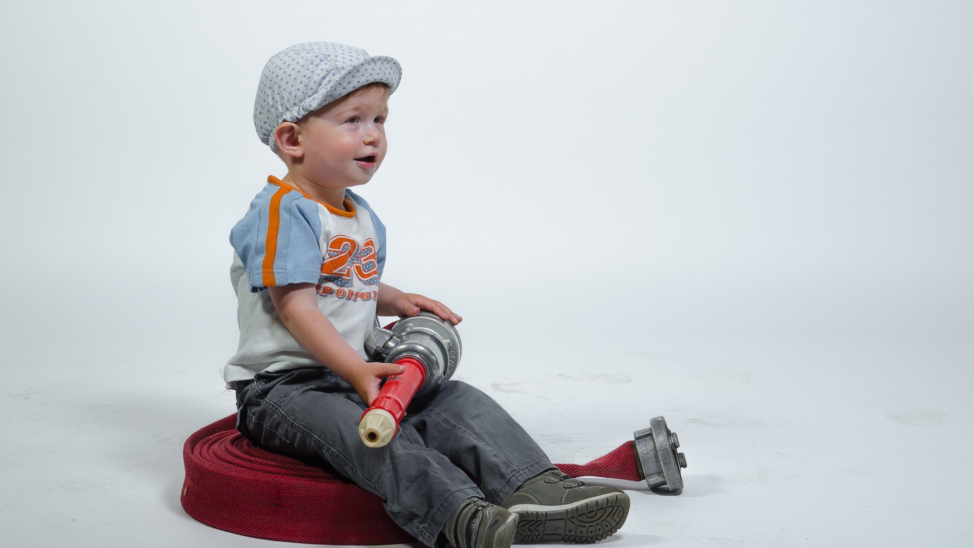 Маленький мальчик с пожарным гидрантом