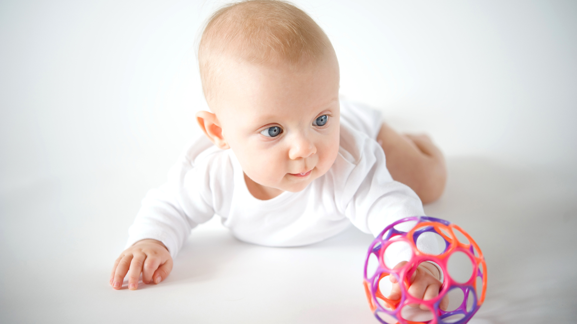 Маленький ребенок с игрушечным мячом